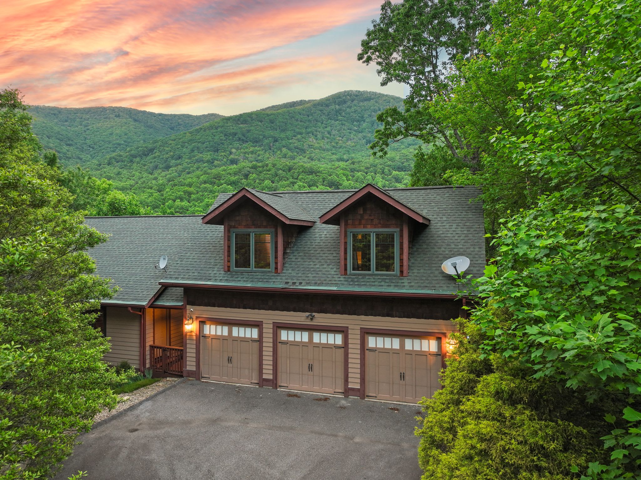 Stunning Mtn Views~ HotTub~Movie Theater~Game Room — Black Mountain, NC — vacation rental