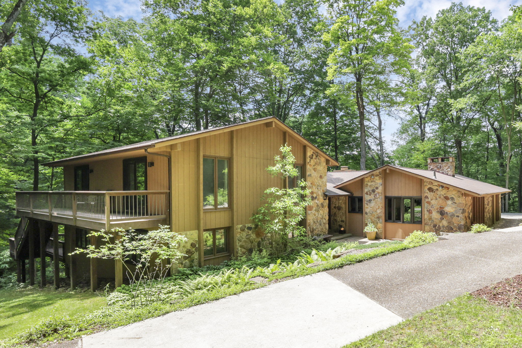 Salt Run Retreat| Trails, Decks, & Screened Porch — Granville, OH — vacation rental