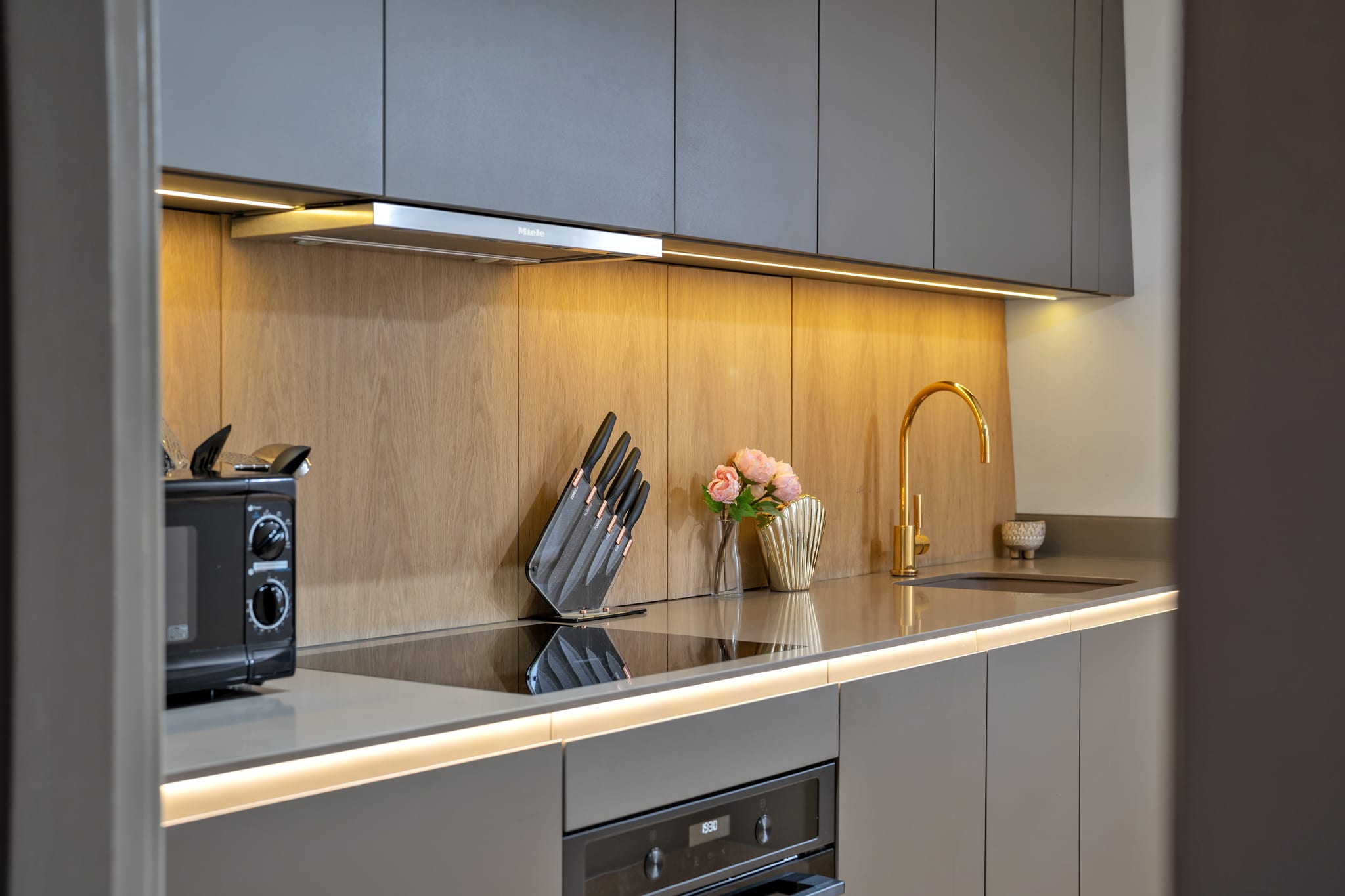 View Deluxe 1-bedroom apartment behind Harrods w/AC in 24 Hans Place SW1X 0JY Deluxe 1-bedroom apartment behind Harrods w/AC in 24 Hans Place SW1X 0JY - Property image 2 - VivreStays