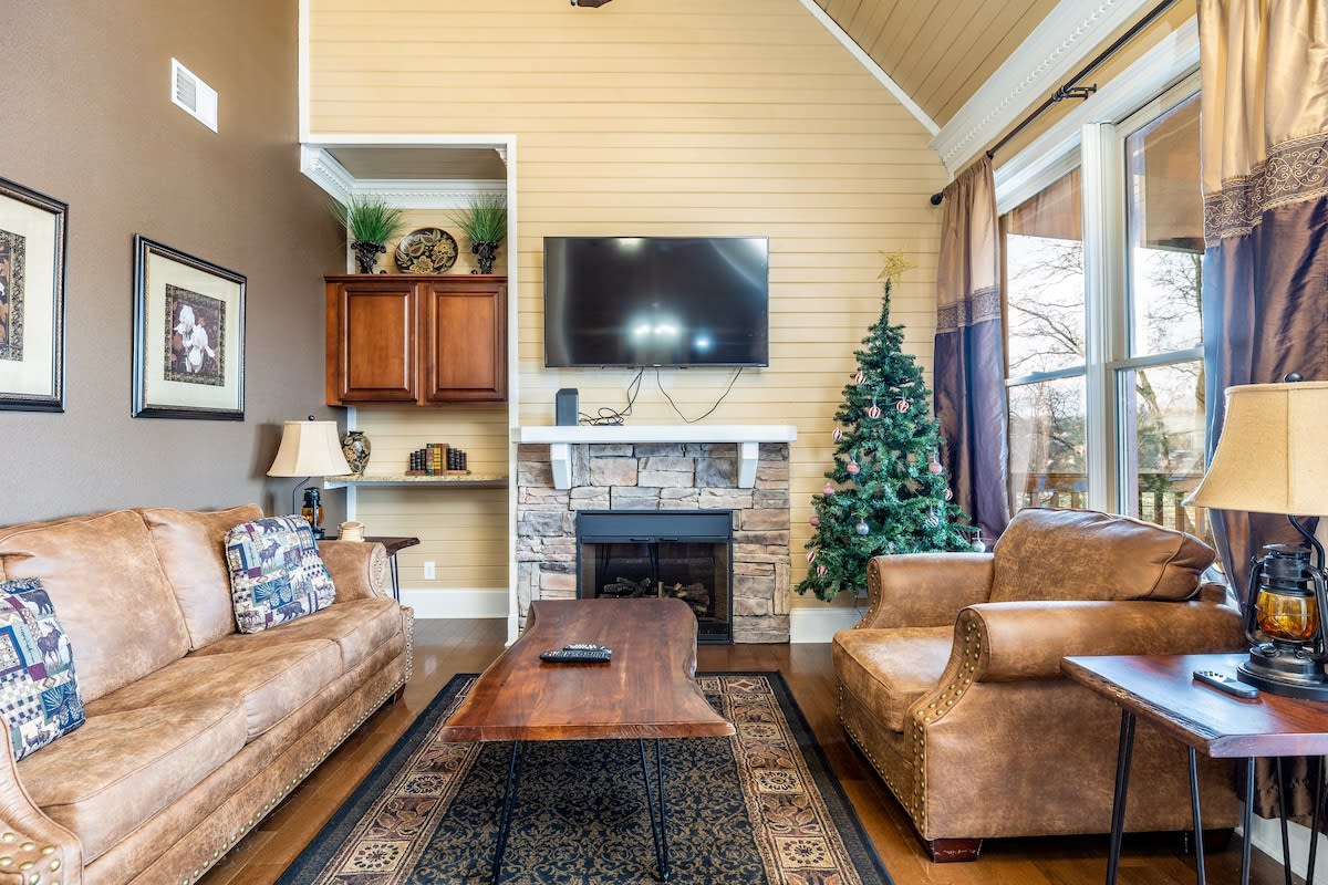 Spacious Cabin, Sleeps 6・Pool Table・Hot tub・Grill — Pigeon Forge, TN — vacation rental