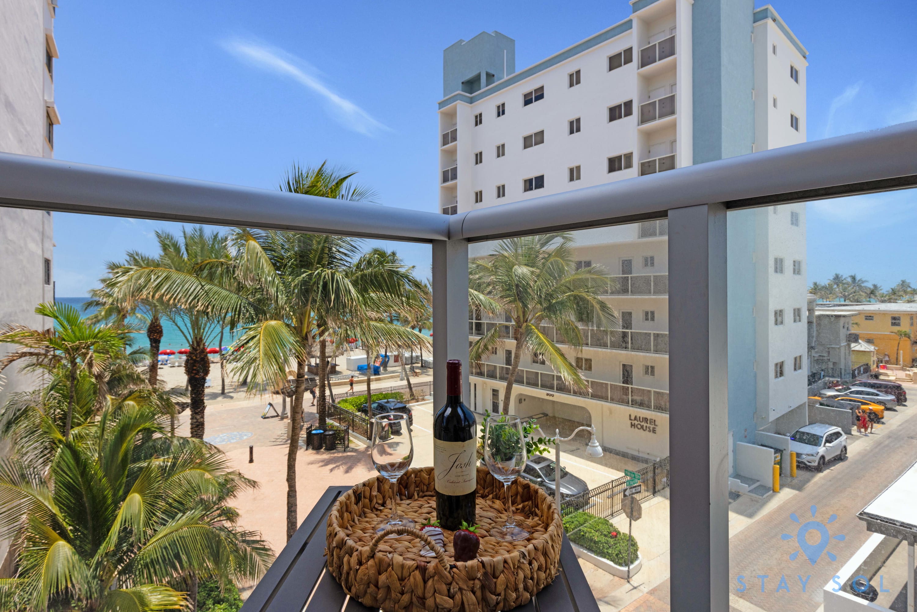 Beachside Luxe: Modern Condo, Rooftop Pool