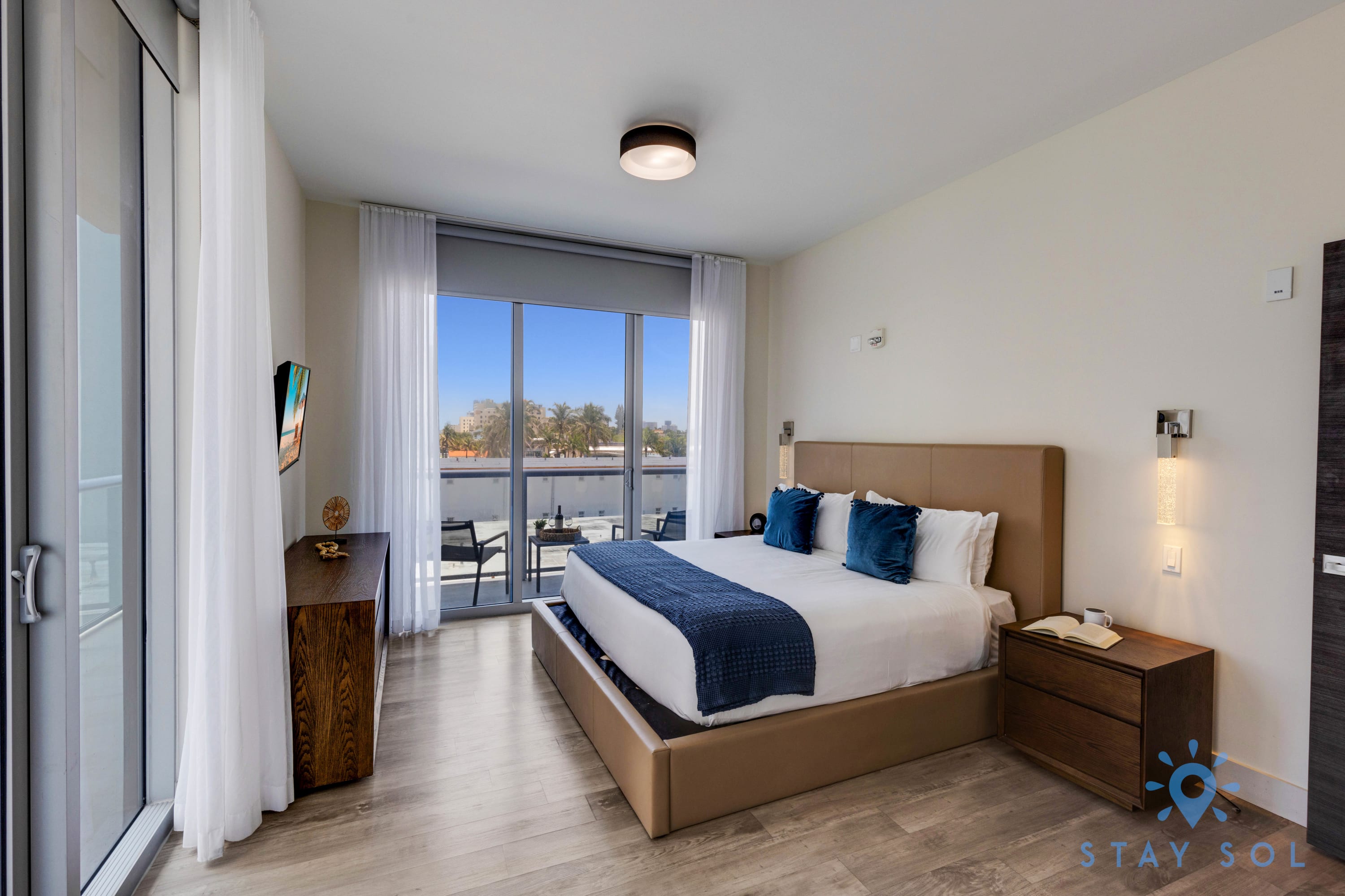 Beachside Luxe: Modern Condo, Rooftop Pool