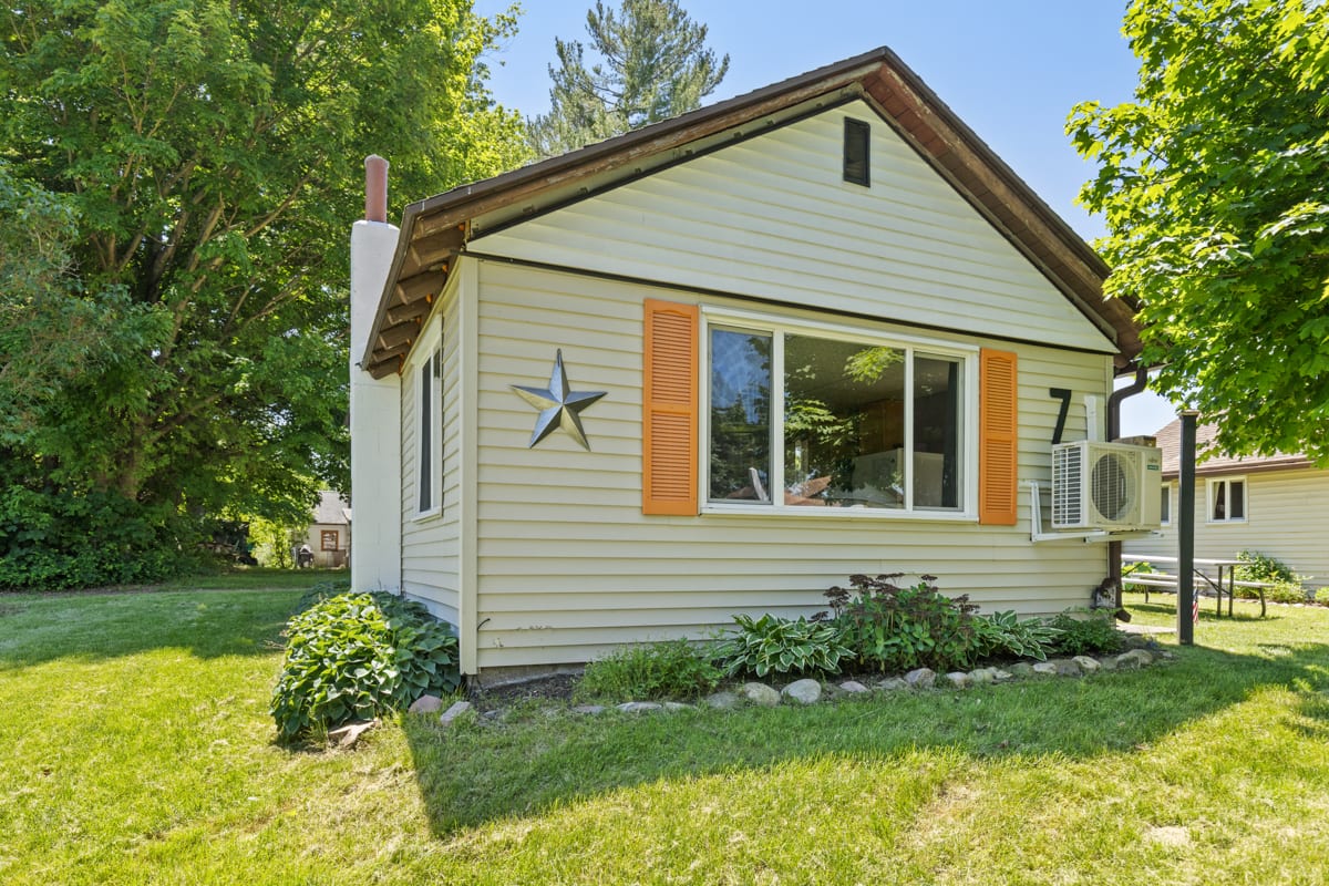 Chippewa Lake cabin w/ pickleball court!