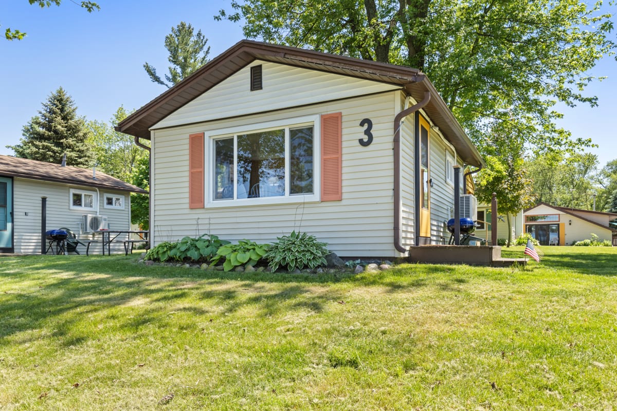 Twin bed cottage on Chippewa Lake with pickleball court — Chippewa Lake, MI — vacation rental