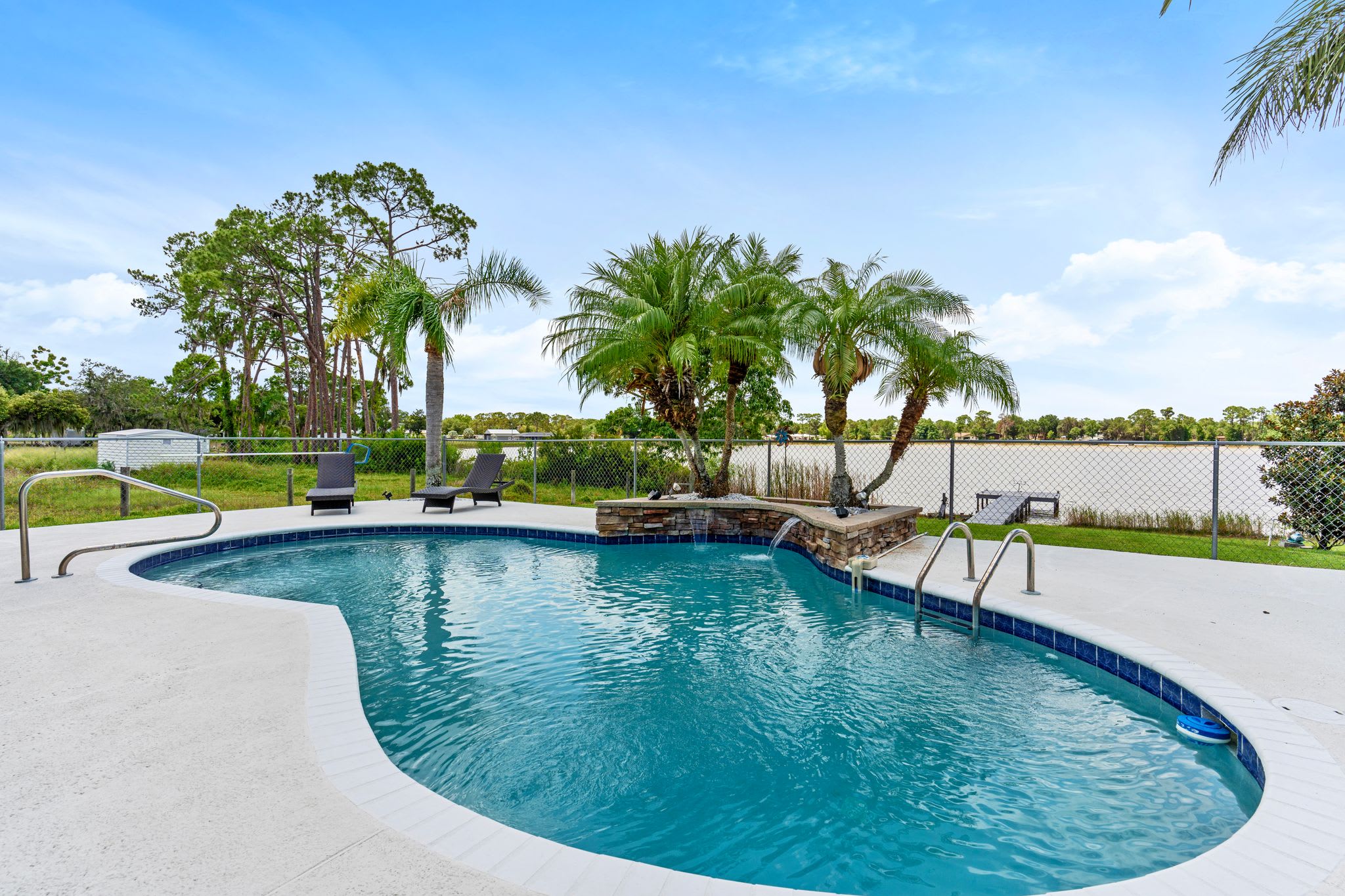 The Lakeside Retreat - Private Pool, Fast Wifi