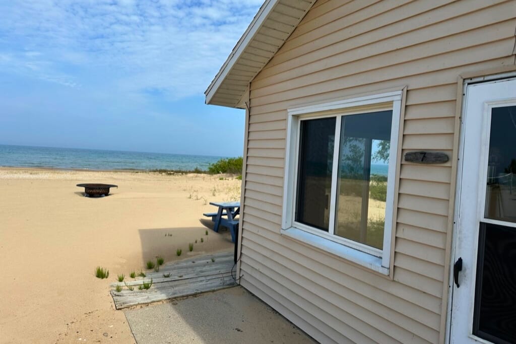 Cozy cabin on the beach of Lake Huron! - Photo 1