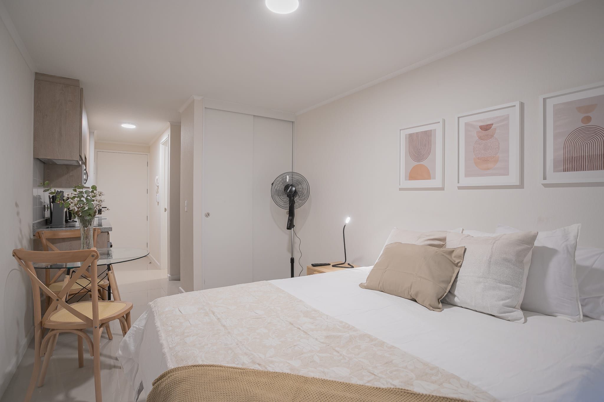 Cozy studio with a double bed and chic decor, perfect for a relaxing stay in the heart of the city.