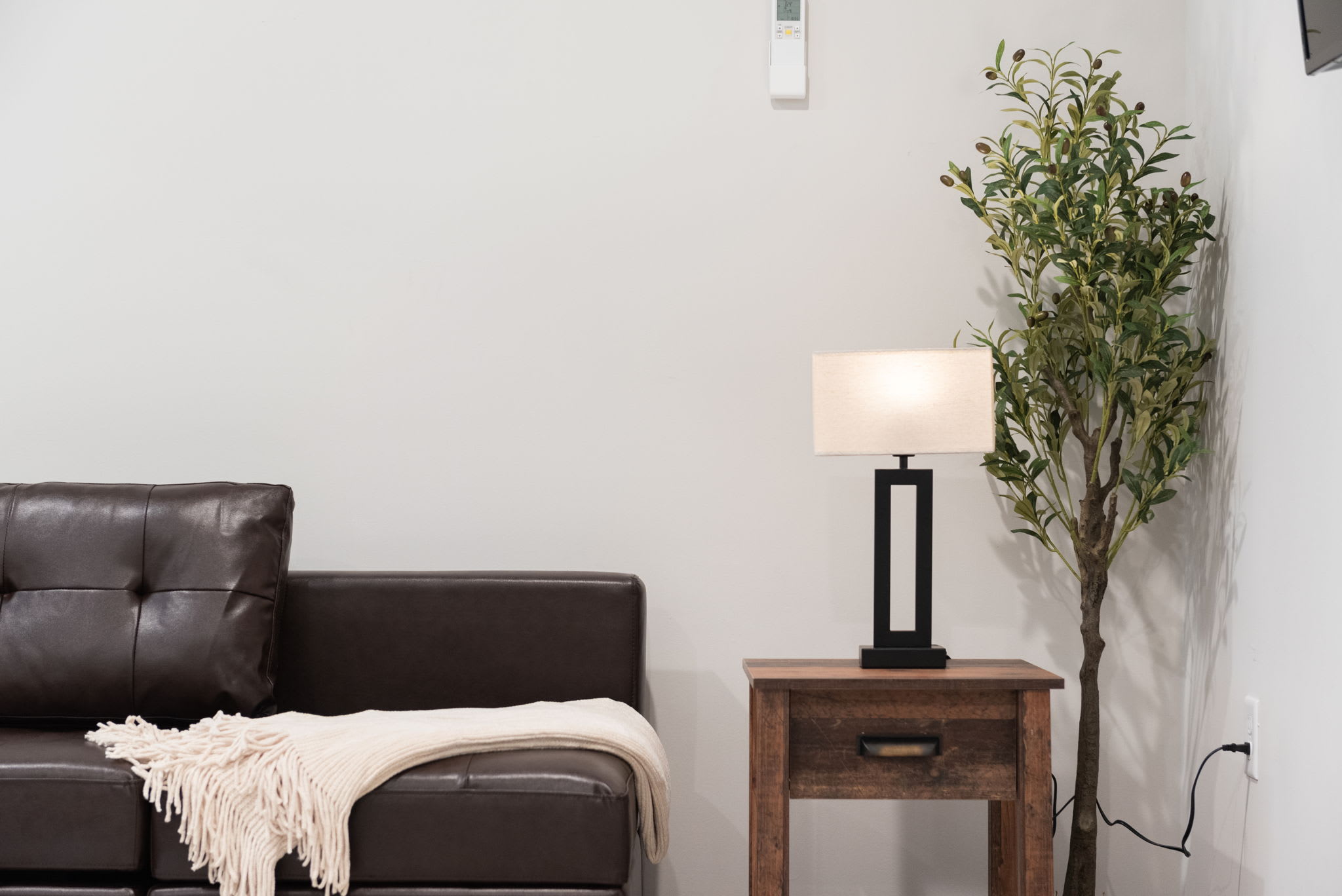 Cozy Corner with Plant and Lamp
A warm and minimal touch with soft lighting and natural greenery, ideal for quiet reading or just adding a cozy vibe.