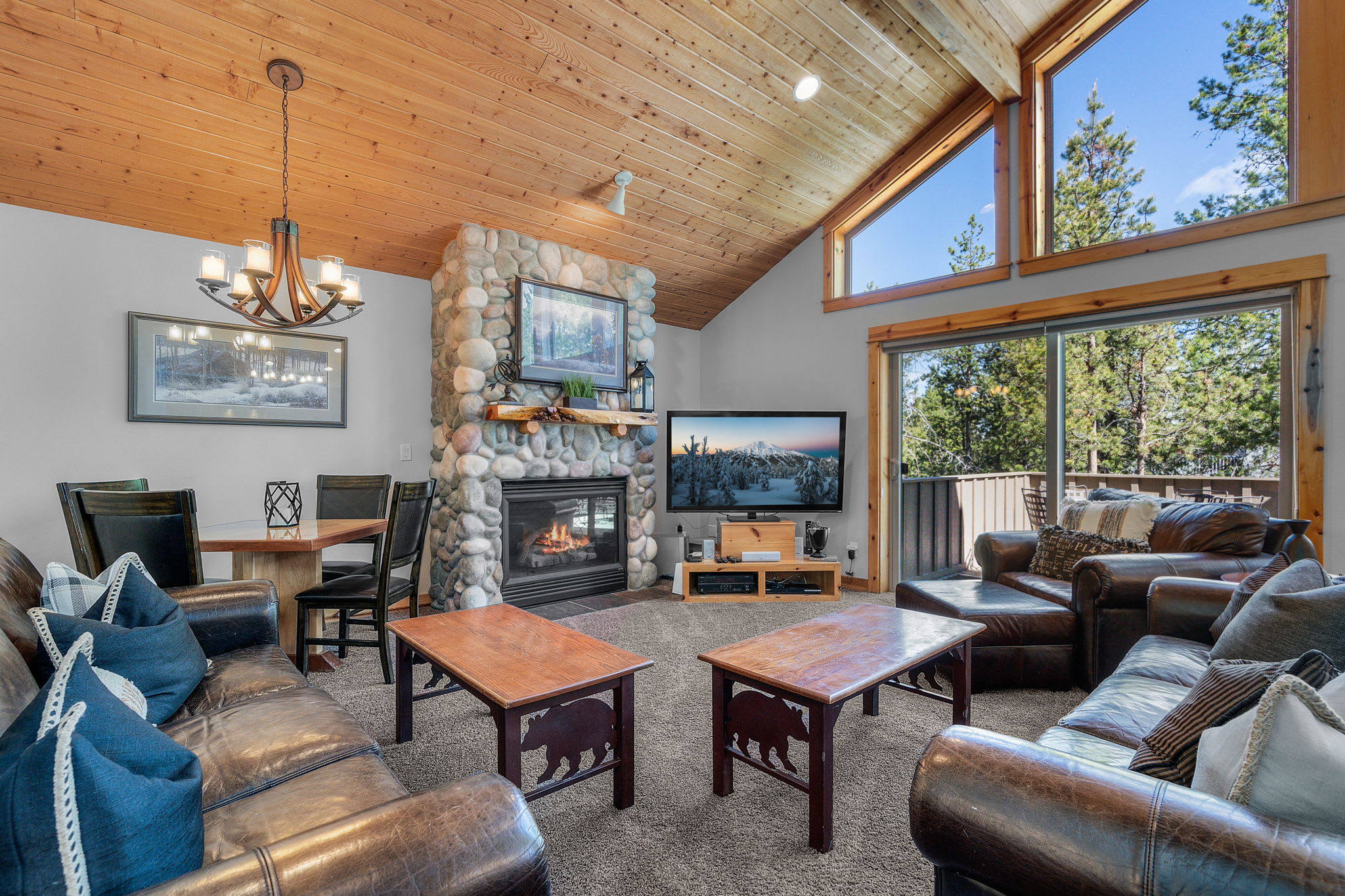 Black Bear Lodge, Spacious Living Room and Vaulted Ceilings