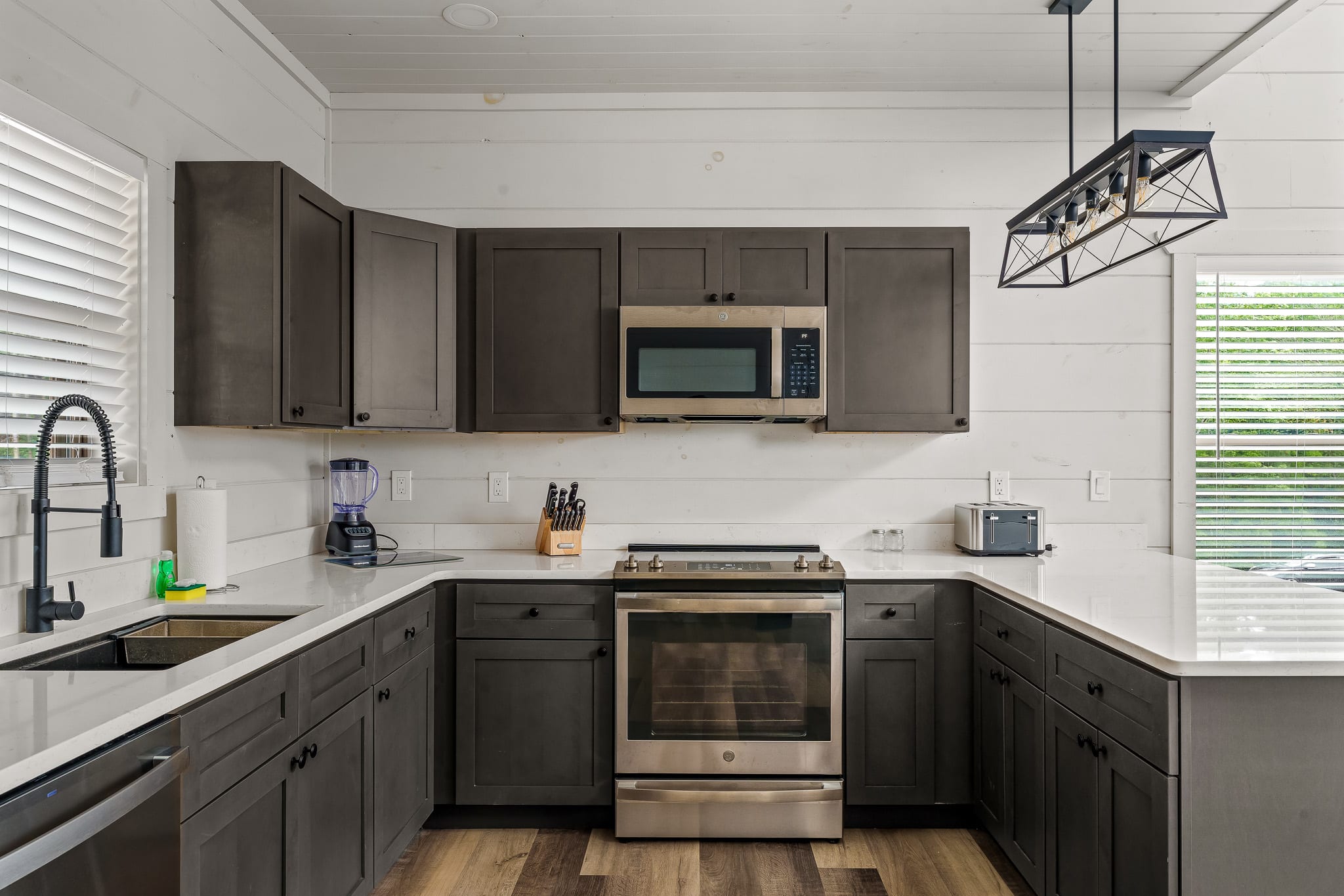 Indoor Pool + Game Room + 10MI to Great Smoky