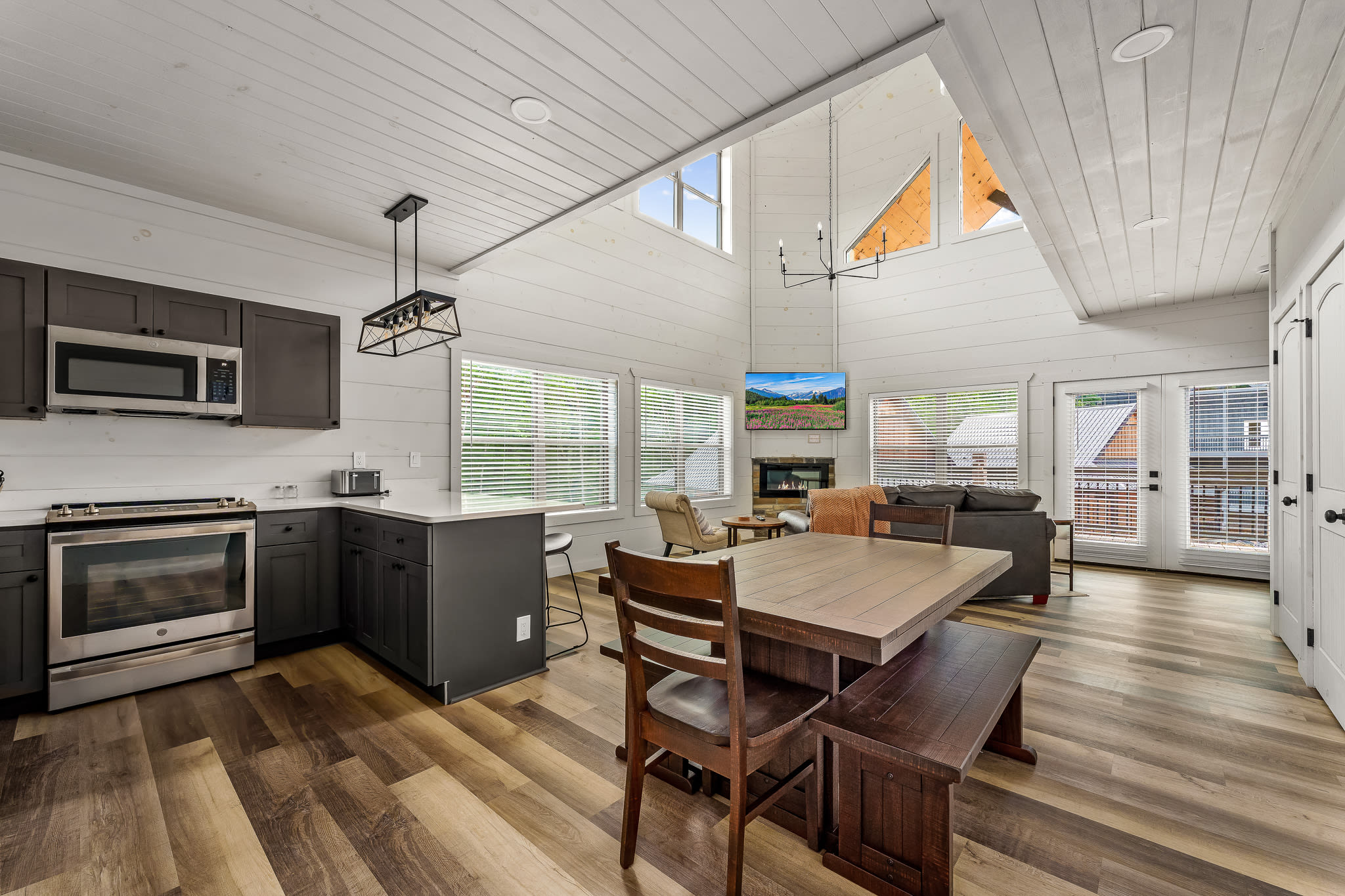 Indoor Pool + Game Room + 10MI to Great Smoky