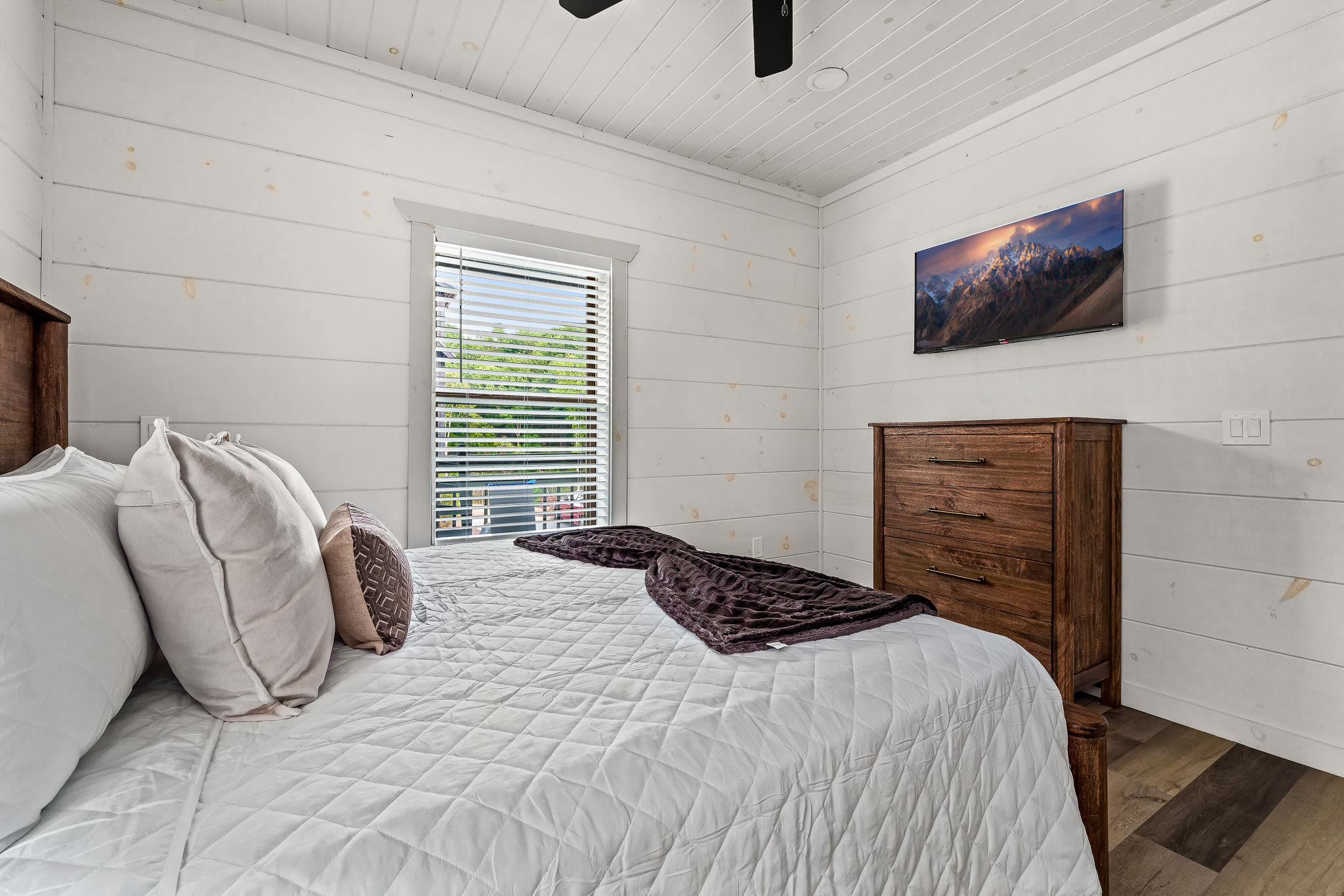 Indoor Pool + Game Room + 10MI to Great Smoky