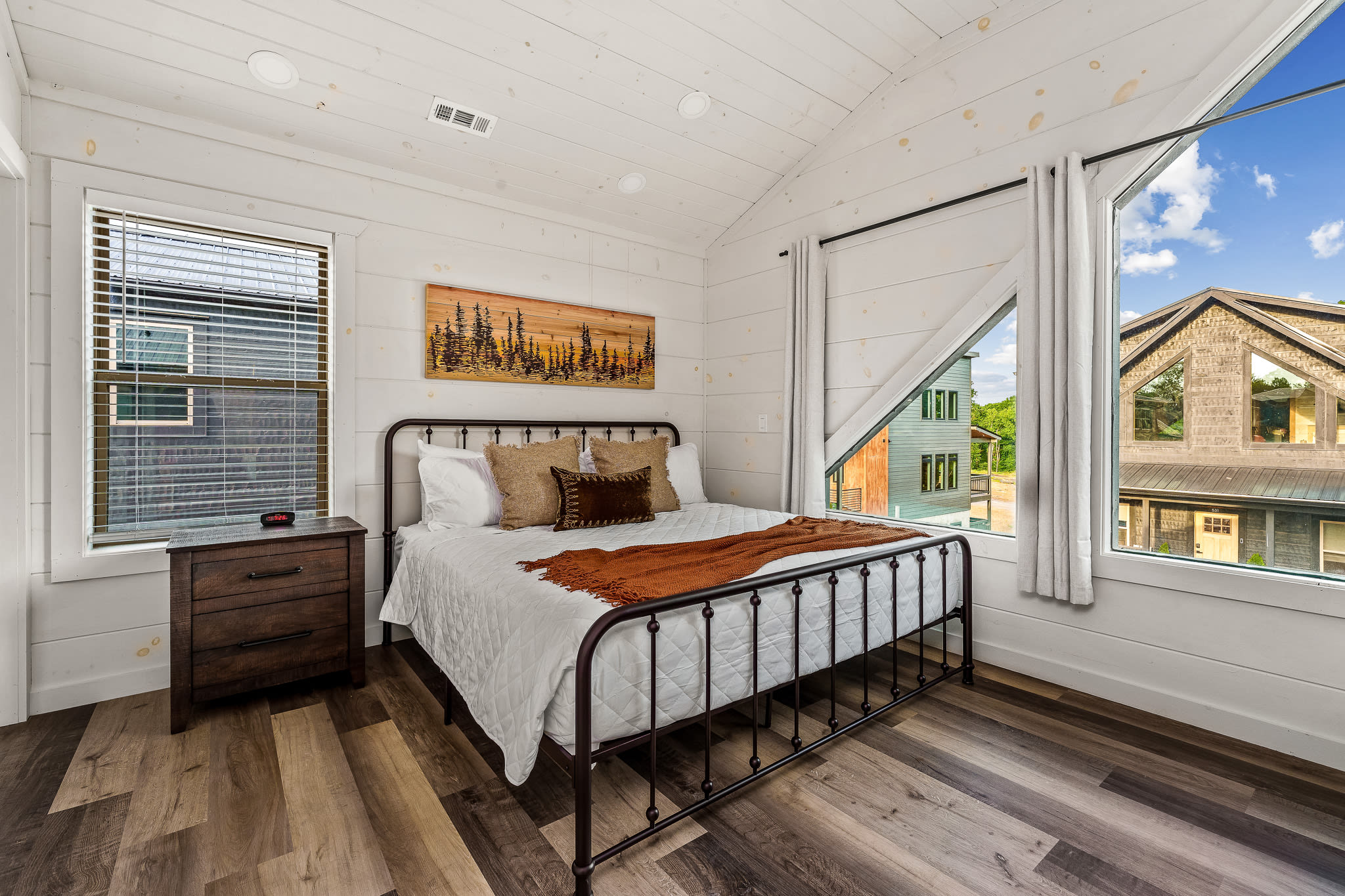 Indoor Pool + Game Room + 10MI to Great Smoky