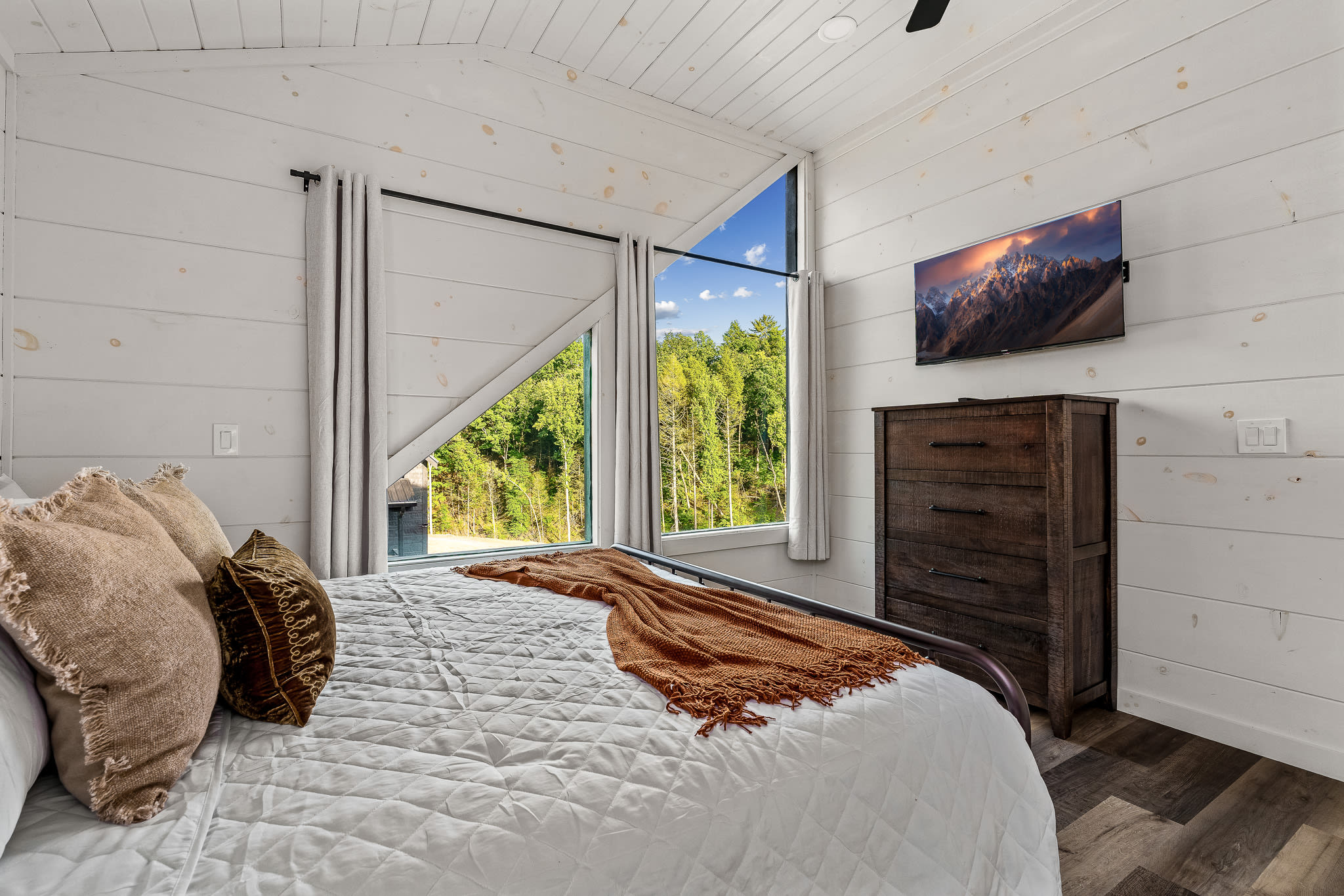 Indoor Pool + Game Room + 10MI to Great Smoky