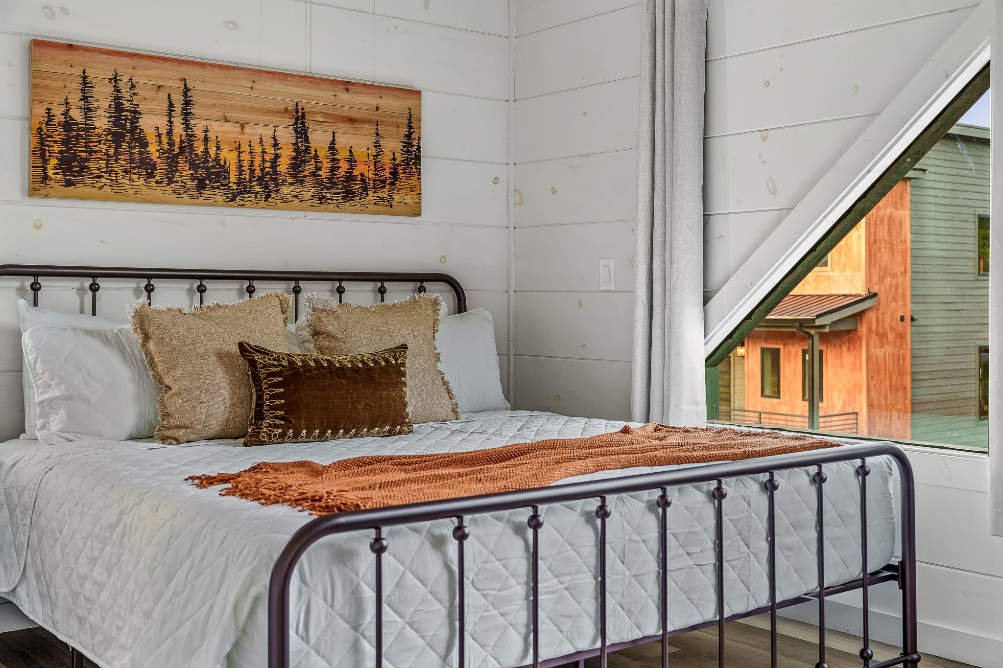 Indoor Pool + Game Room + 10MI to Great Smoky