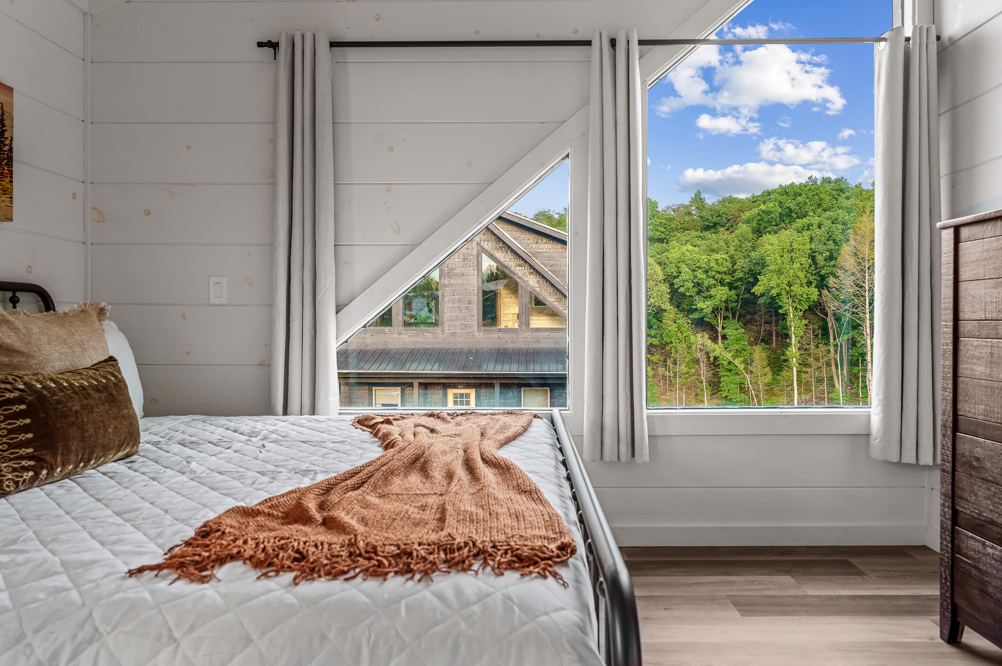 Indoor Pool + Game Room + 10MI to Great Smoky