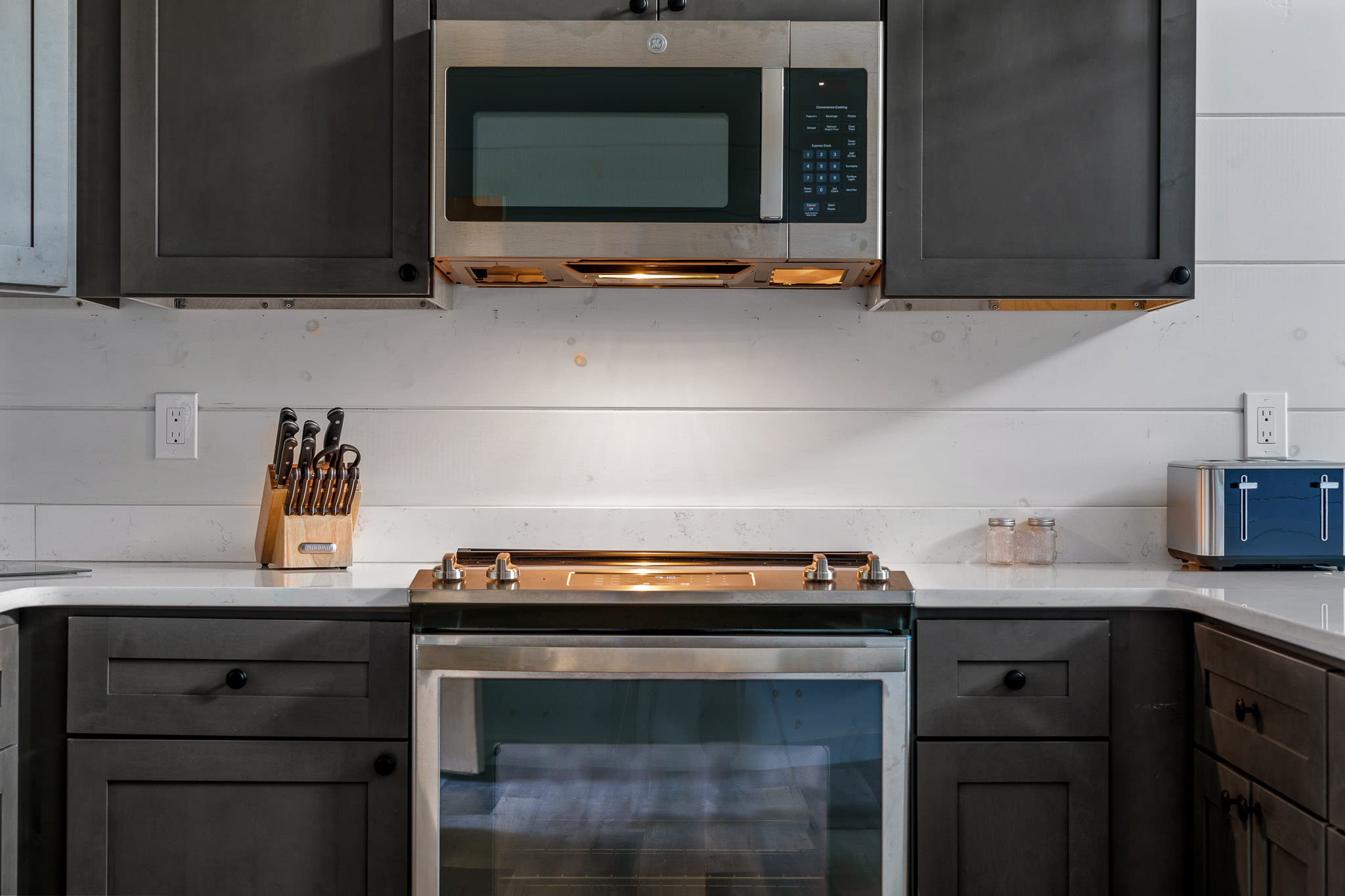 Indoor Pool + Game Room + 10MI to Great Smoky