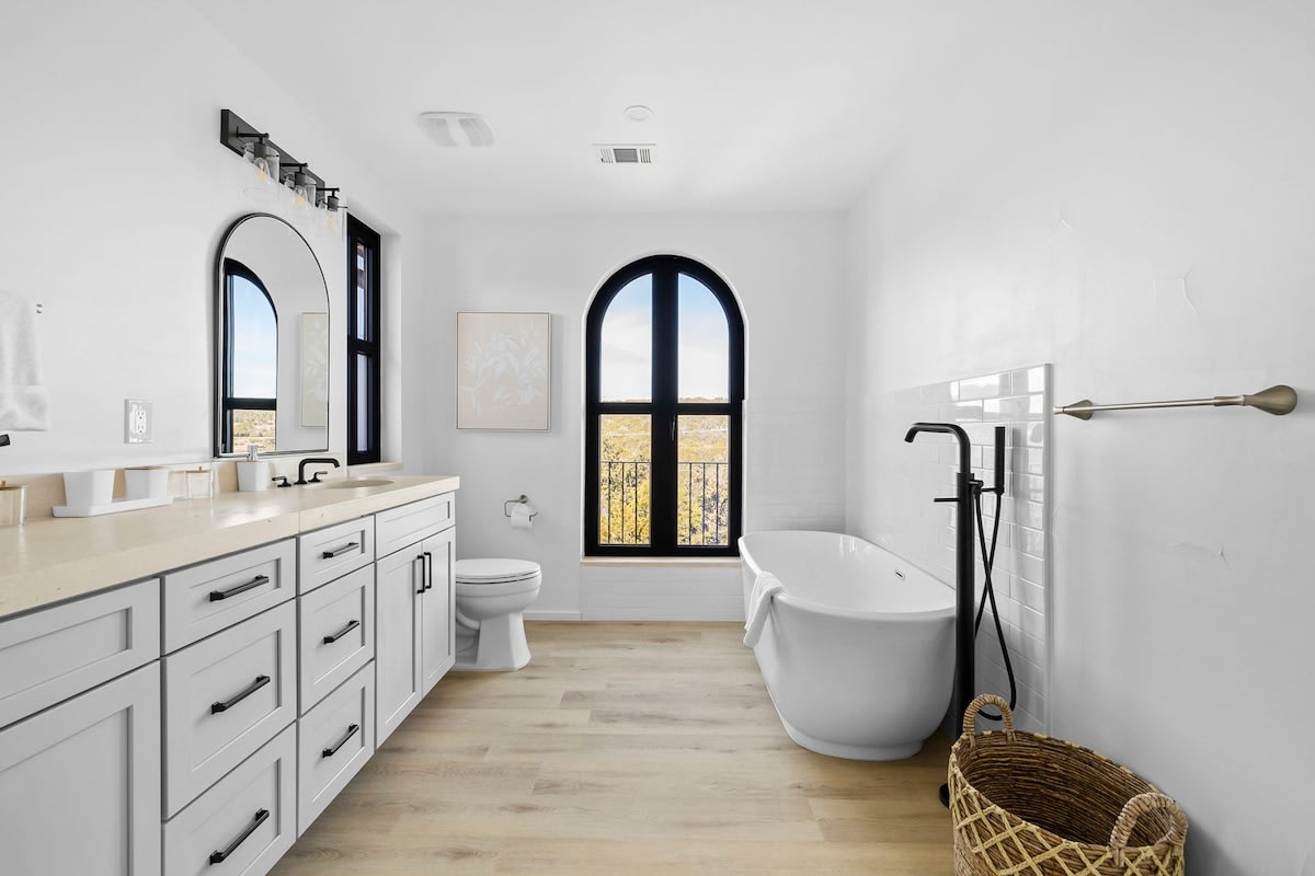 Villa 2 | 2BR | Firepit | Pool | Hot tub |Cornhole 4