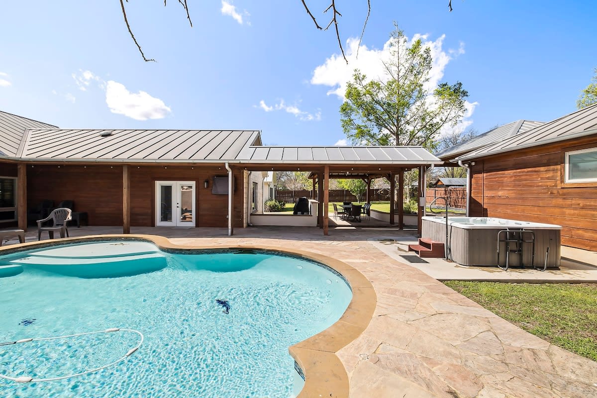 4BR: Hot tub, Pool| Fireplaces| Grill| Family Fun — Fredericksburg, TX — vacation rental