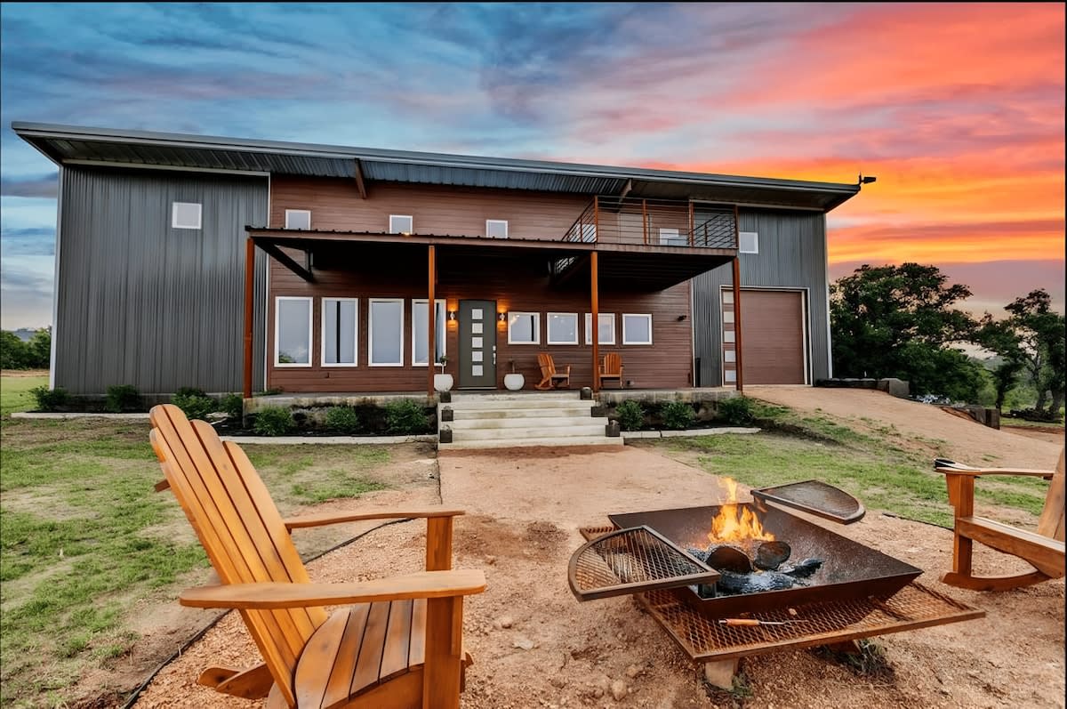 Enchanted Rock Ridge | Cowboy Pool|Hot Tub|Firepit — Fredericksburg, TX — vacation rental