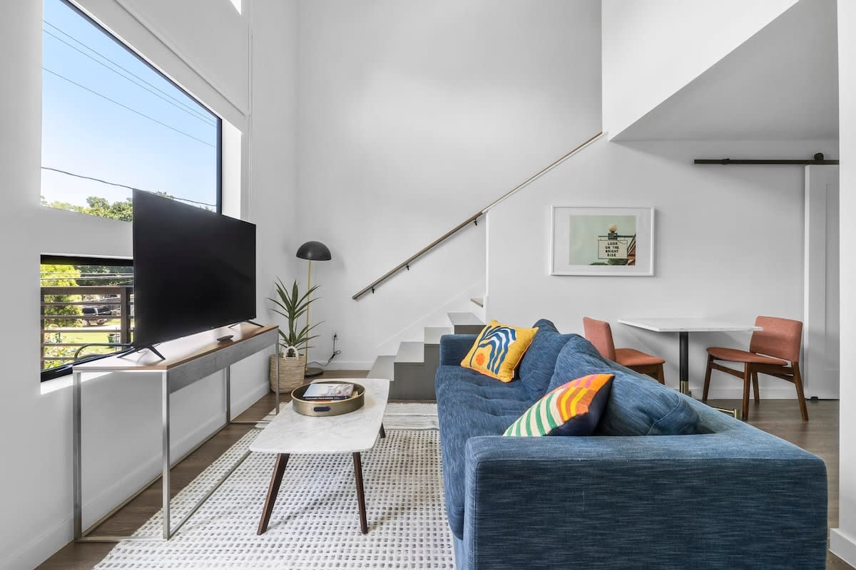 Vibrant Loft in DT ATX | Near Rainey St | Balcony β Austin, TX β vacation rental