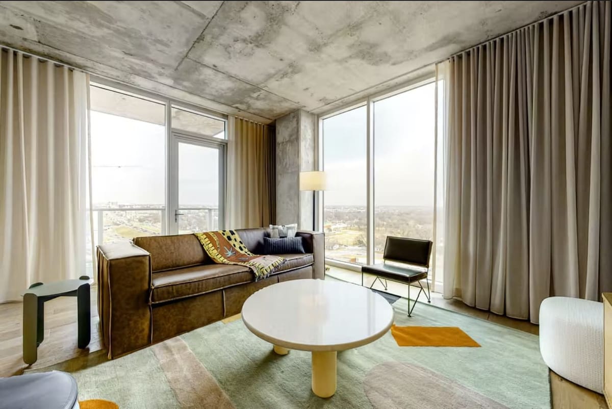 Luxe Rainey St High Rise | Heated Pool | Gym | ATX — Austin, TX — vacation rental