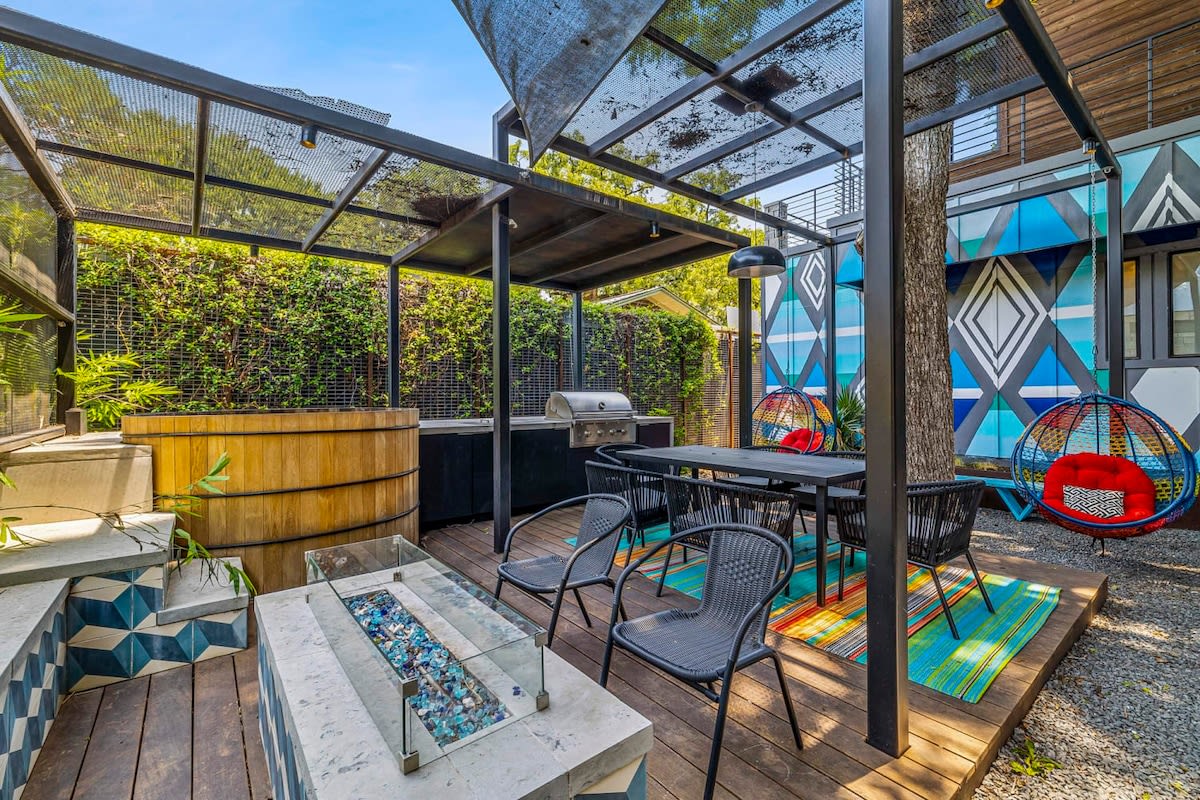 South Lamar Wellness Haven | Sauna | Hot Tub | BBQ 2