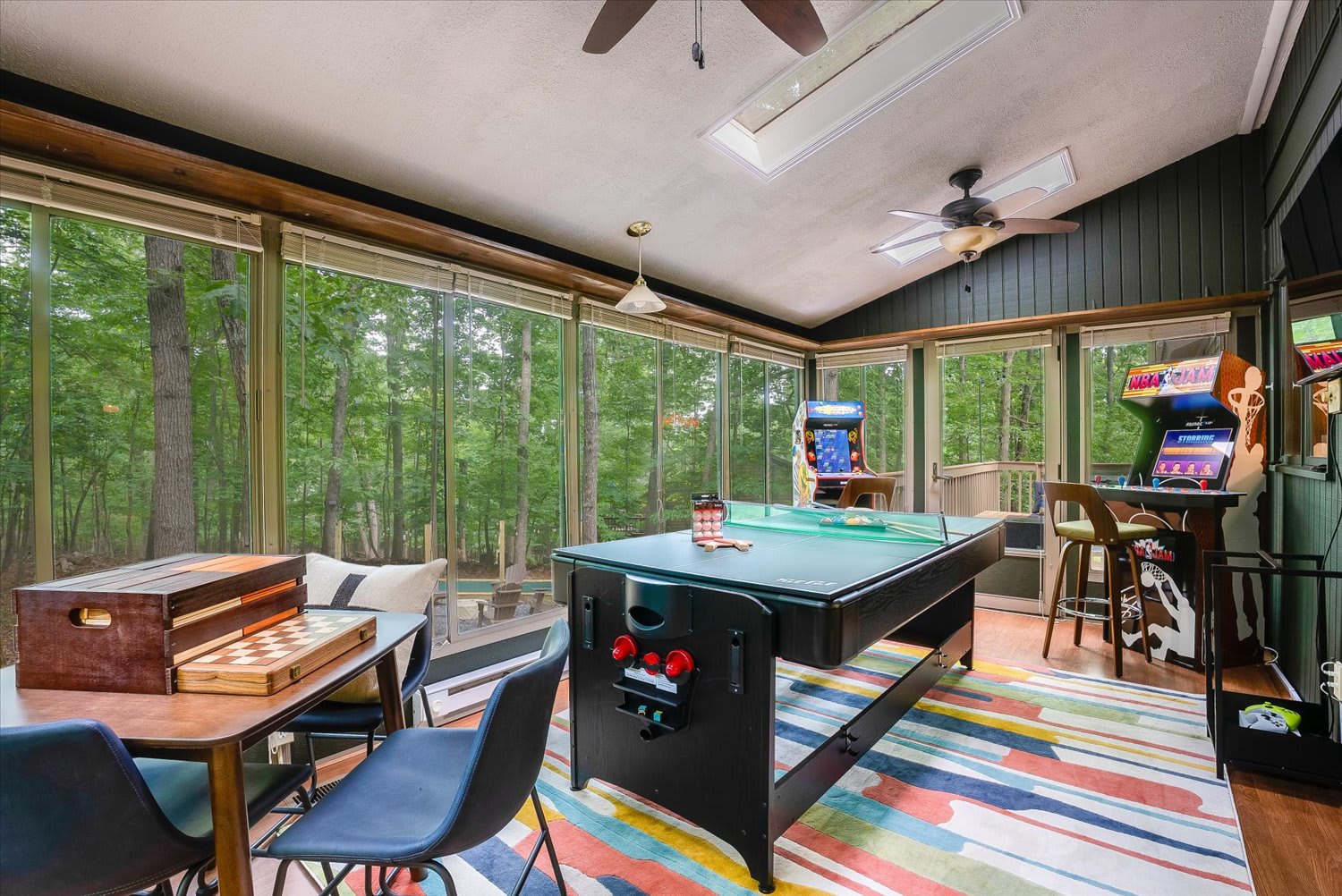 Game Room! Hot Tub~ Mins to Slopes~ Fire Pit