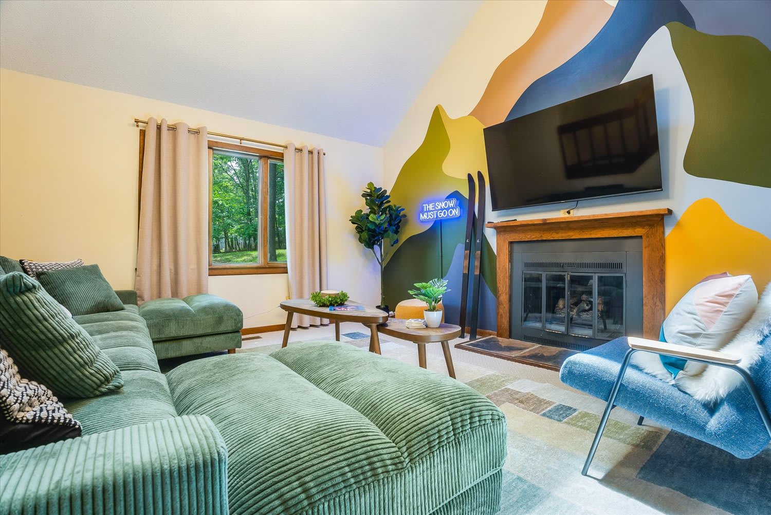 Game Room! Hot Tub~ Mins to Slopes~ Fire Pit