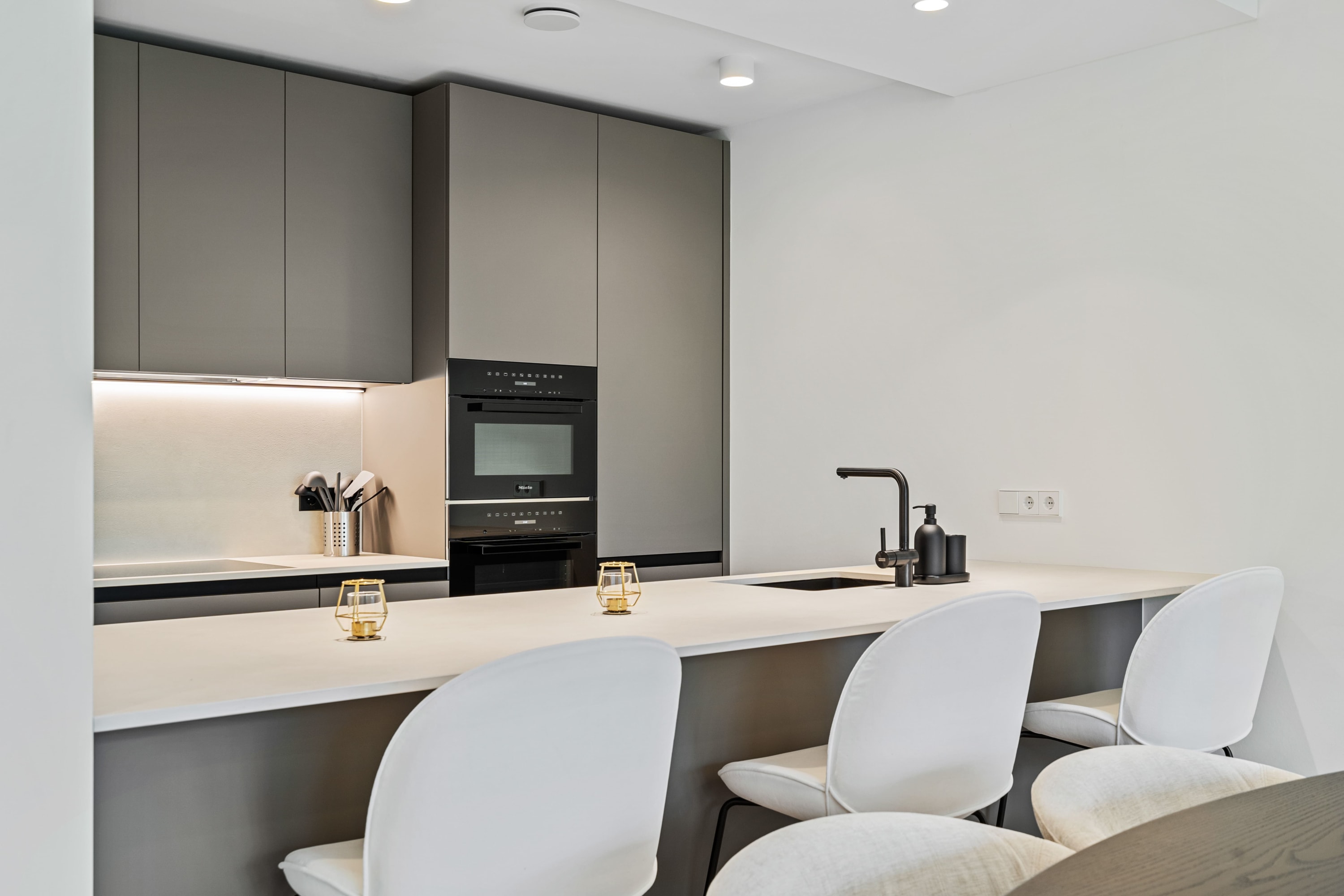 Dine in style in our contemporary kitchen space that’s both chic and welcoming.