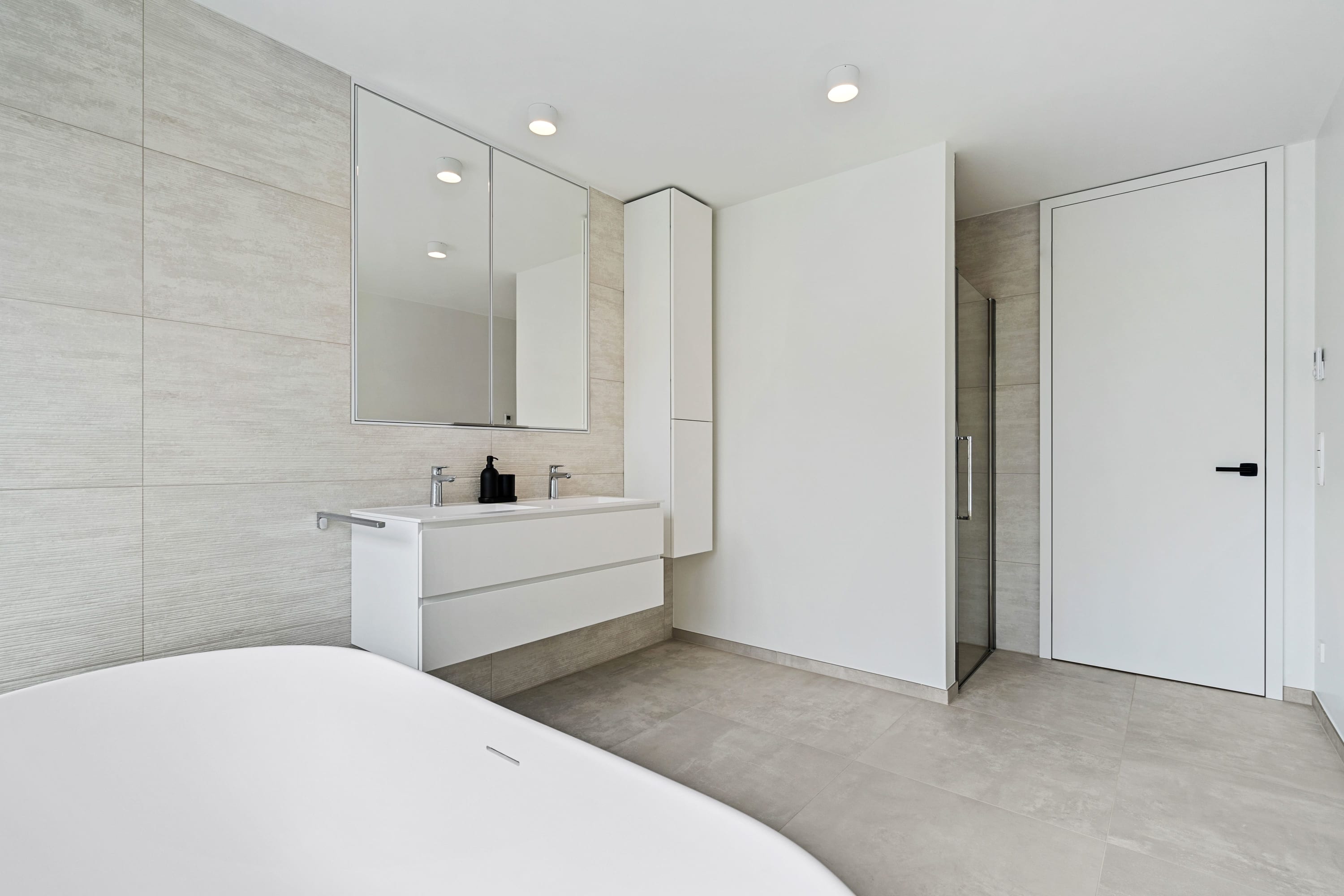 Modern, spacious, and bright – a bathroom designed for pampering and preparation.