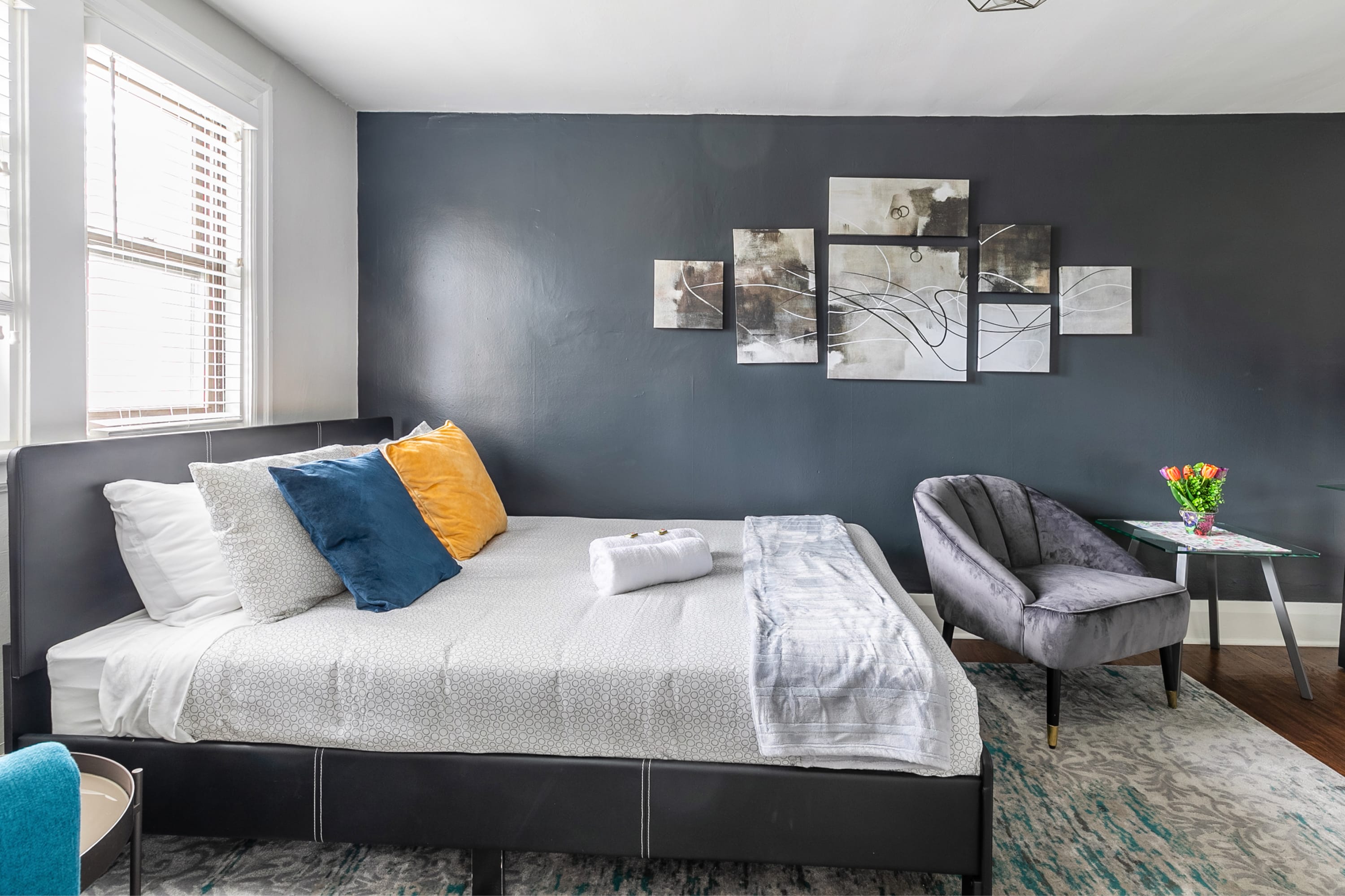 Modern Studio w Kitchen on James St South | Photo 9