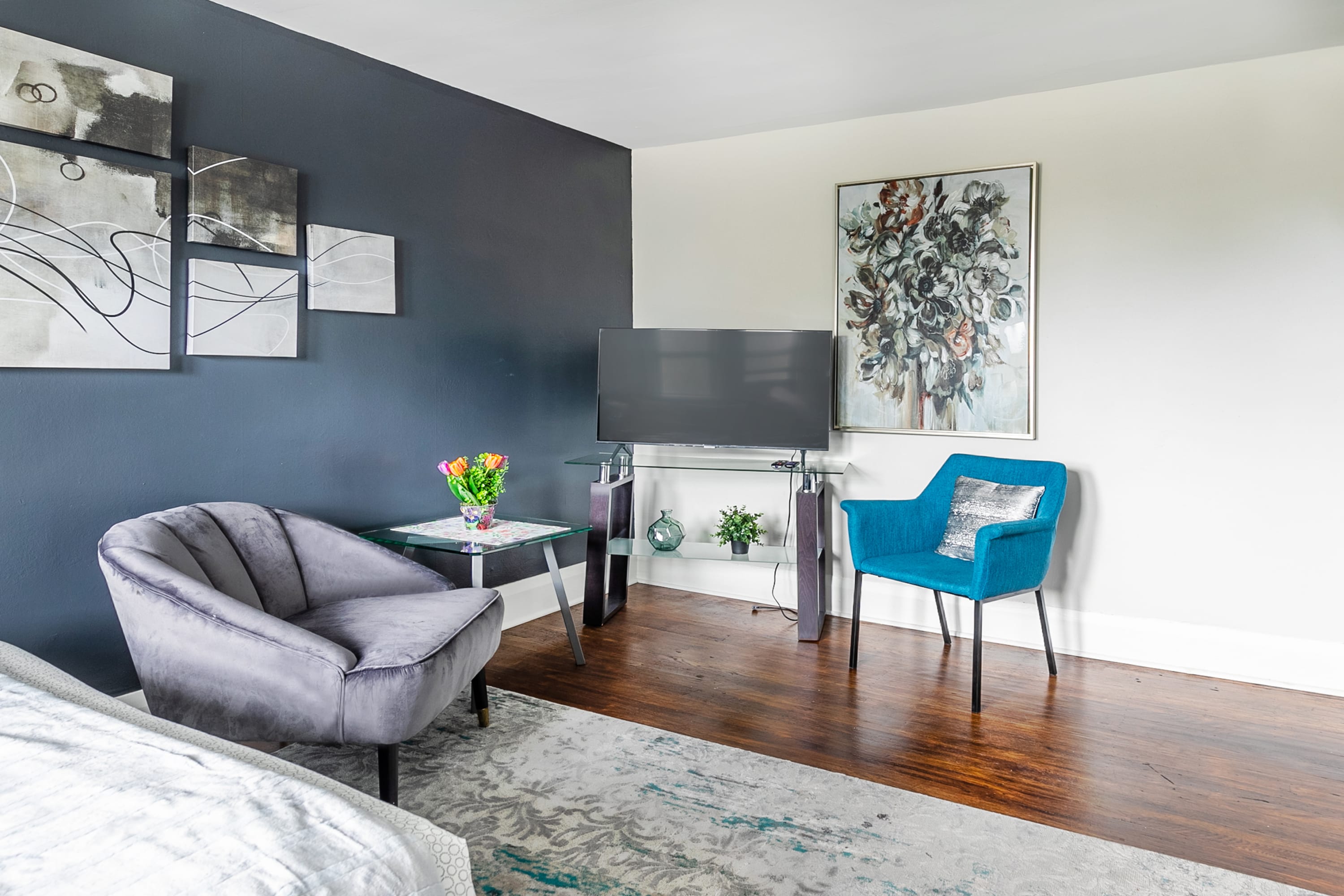 Modern Studio w Kitchen on James St South | Photo 2