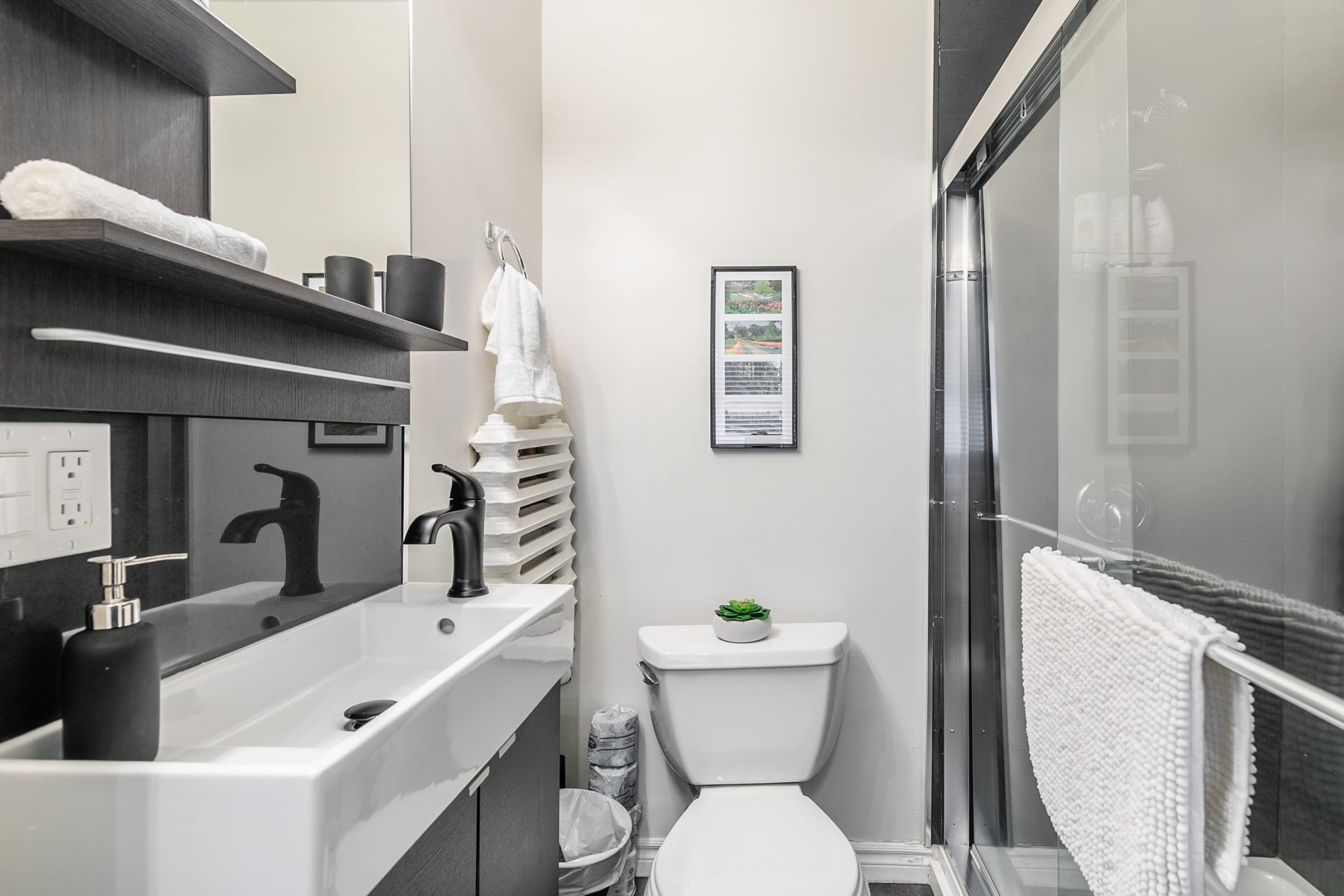 Modern Studio w Kitchen on James St South | Photo 10