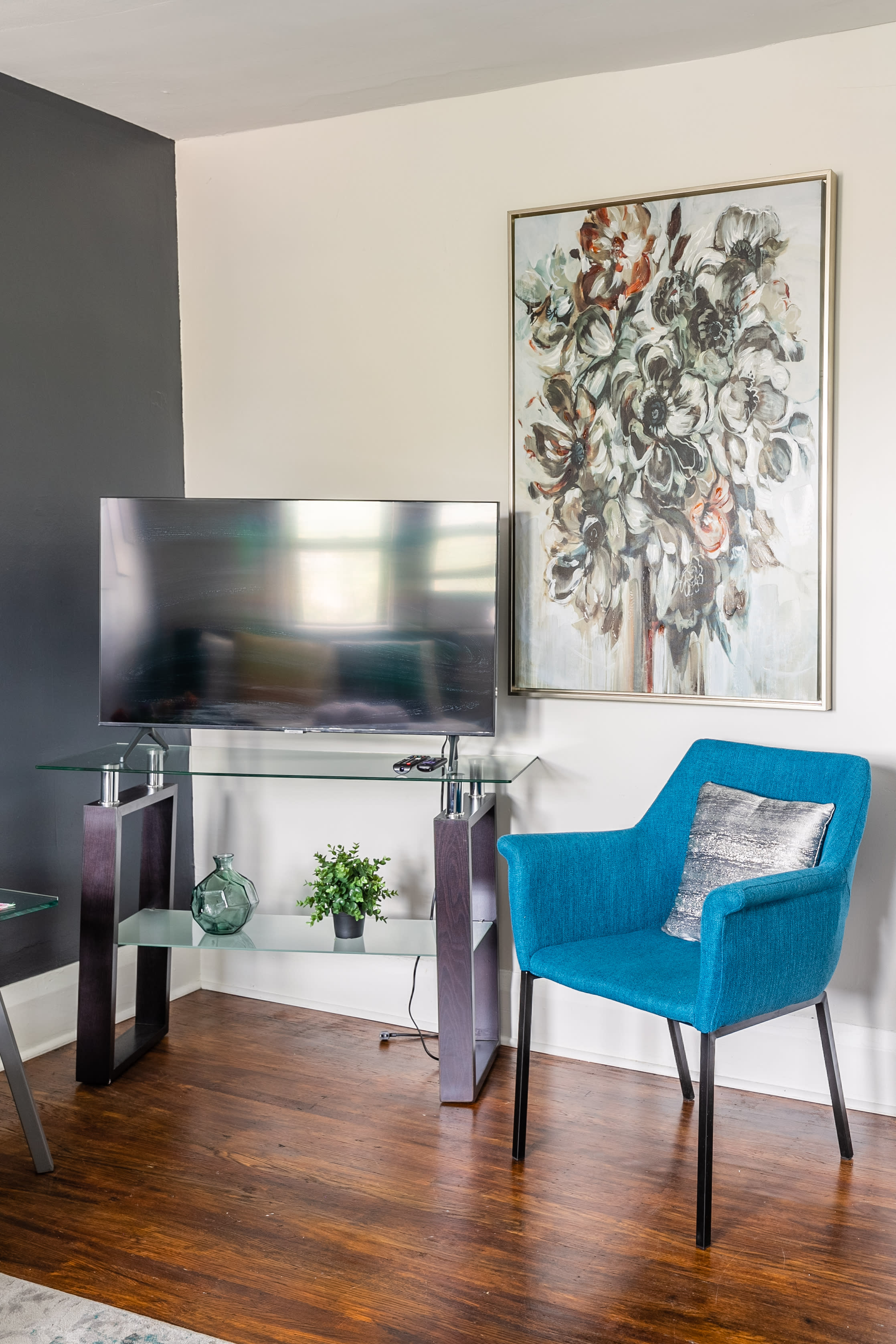 Modern Studio w Kitchen on James St South | Photo 8