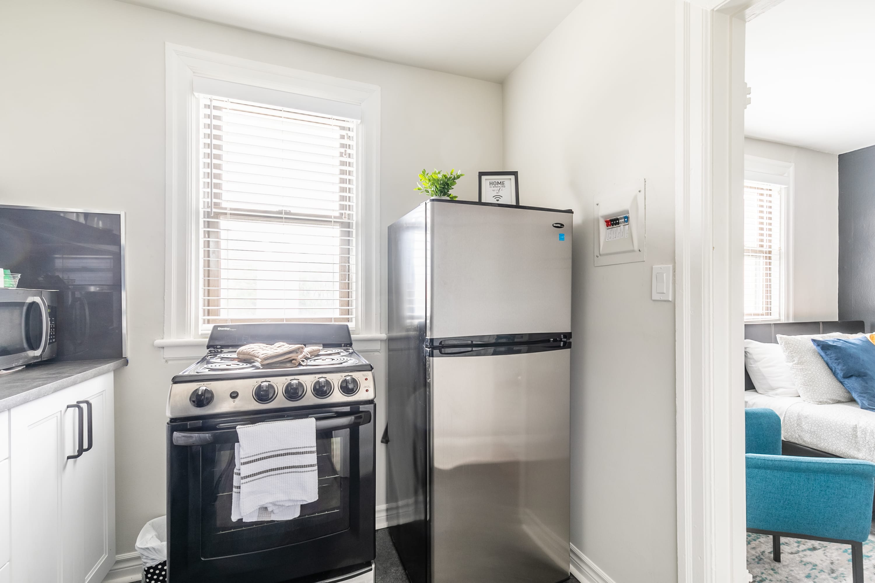 Modern Studio w Kitchen on James St South | Photo 7