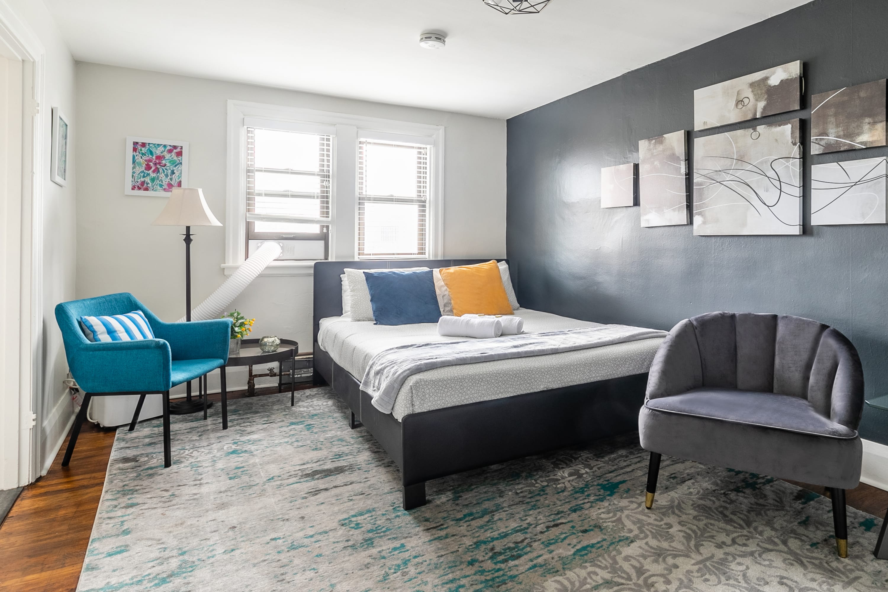 Modern Studio w Kitchen on James St South | Photo 4