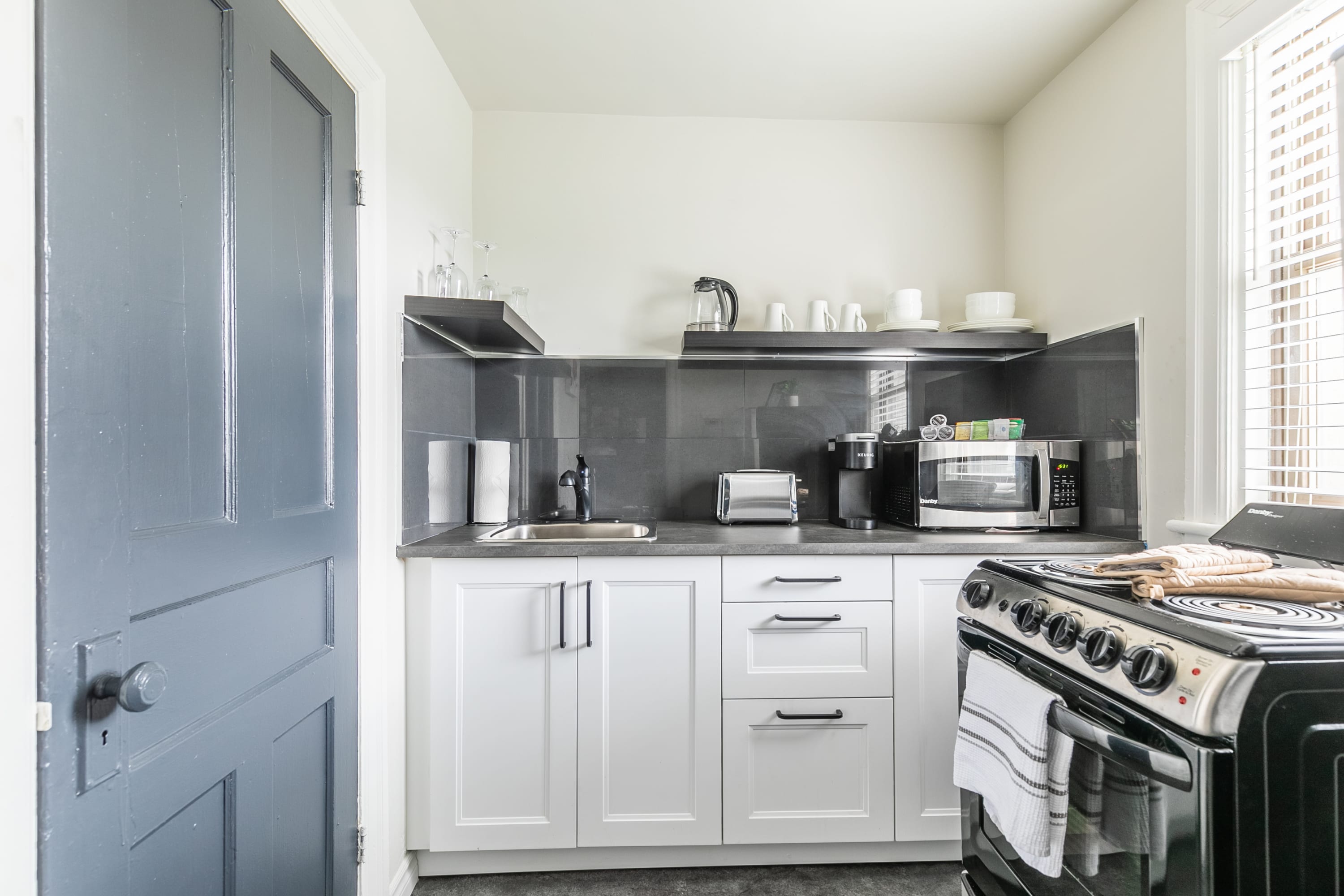 Modern Studio w Kitchen on James St South | Photo 6