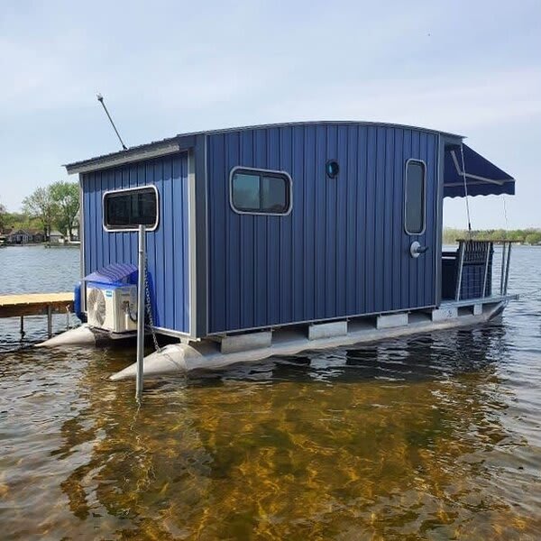 House boat on Fife Lake - Photo 1