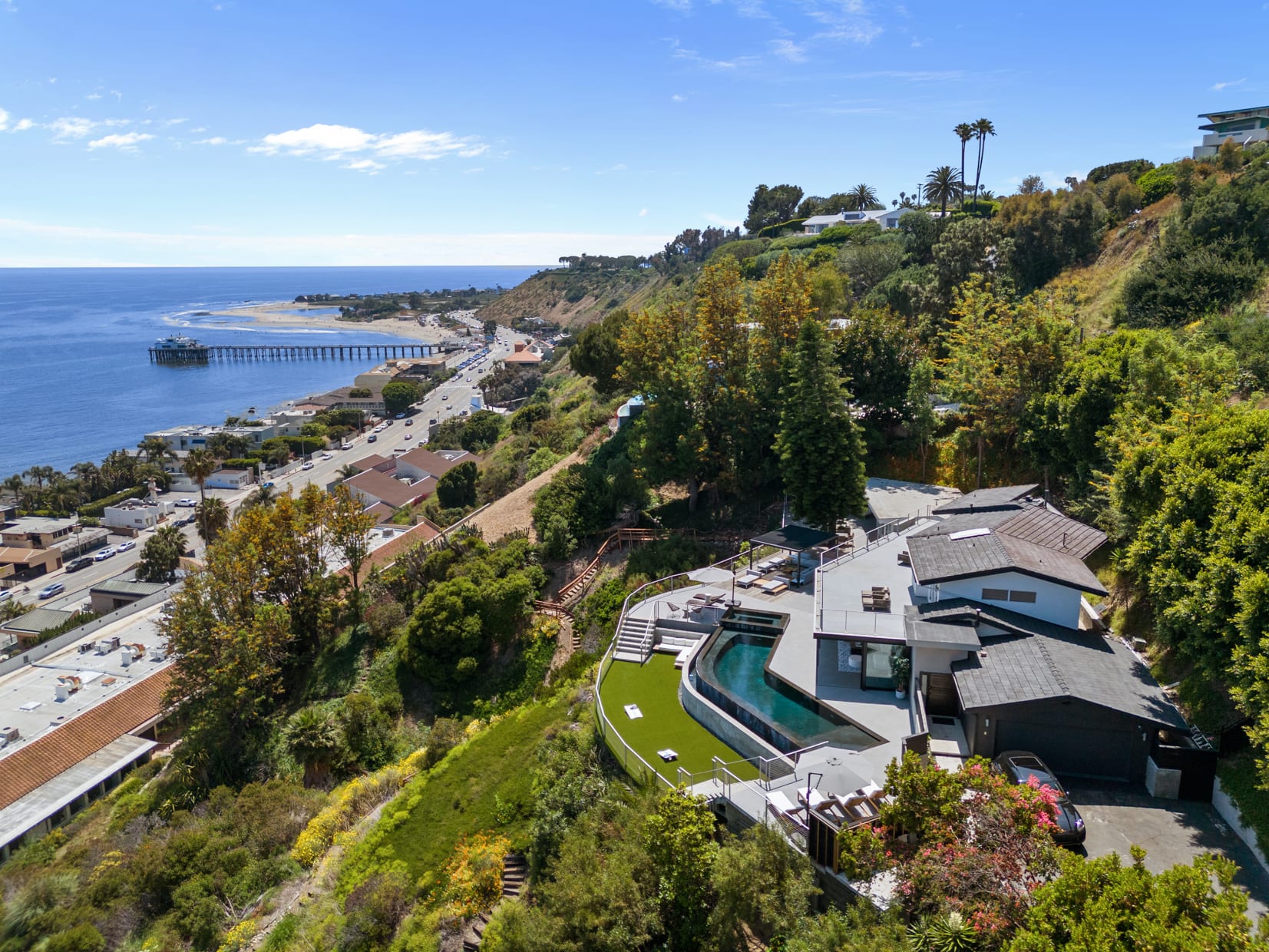 Located just minutes from PCH, close to Nobu, Soho House, and Malibu Pier.