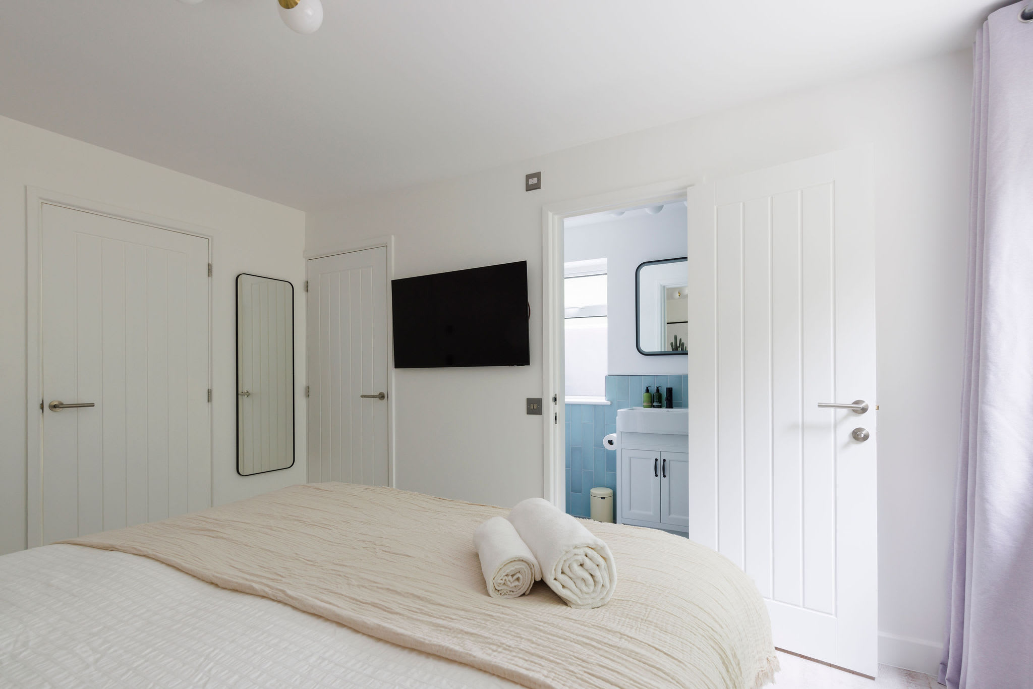 Smart Tv and En Suite Bathroom