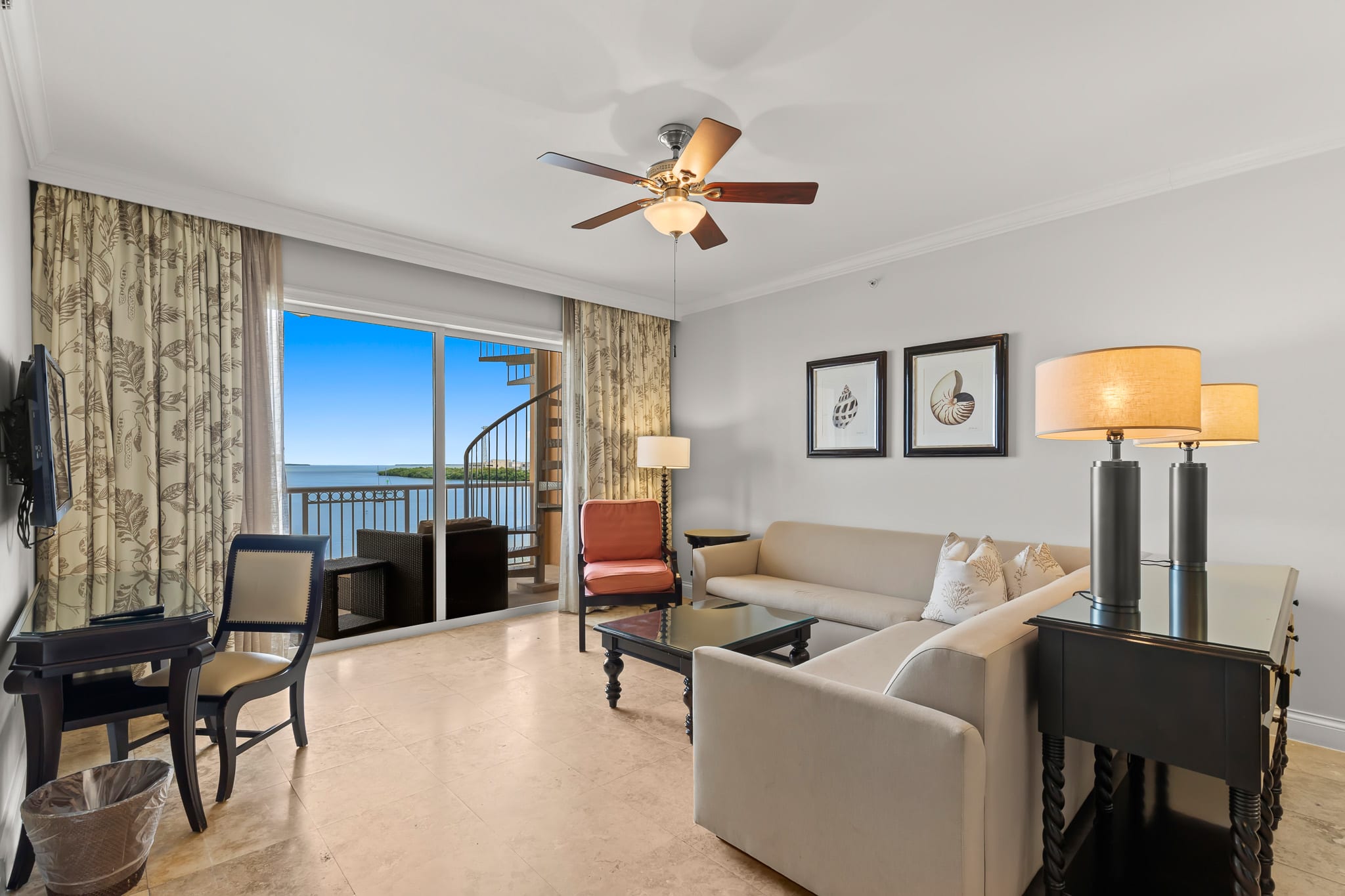 Ocean Front 1BR Suite with Rooftop Balcony