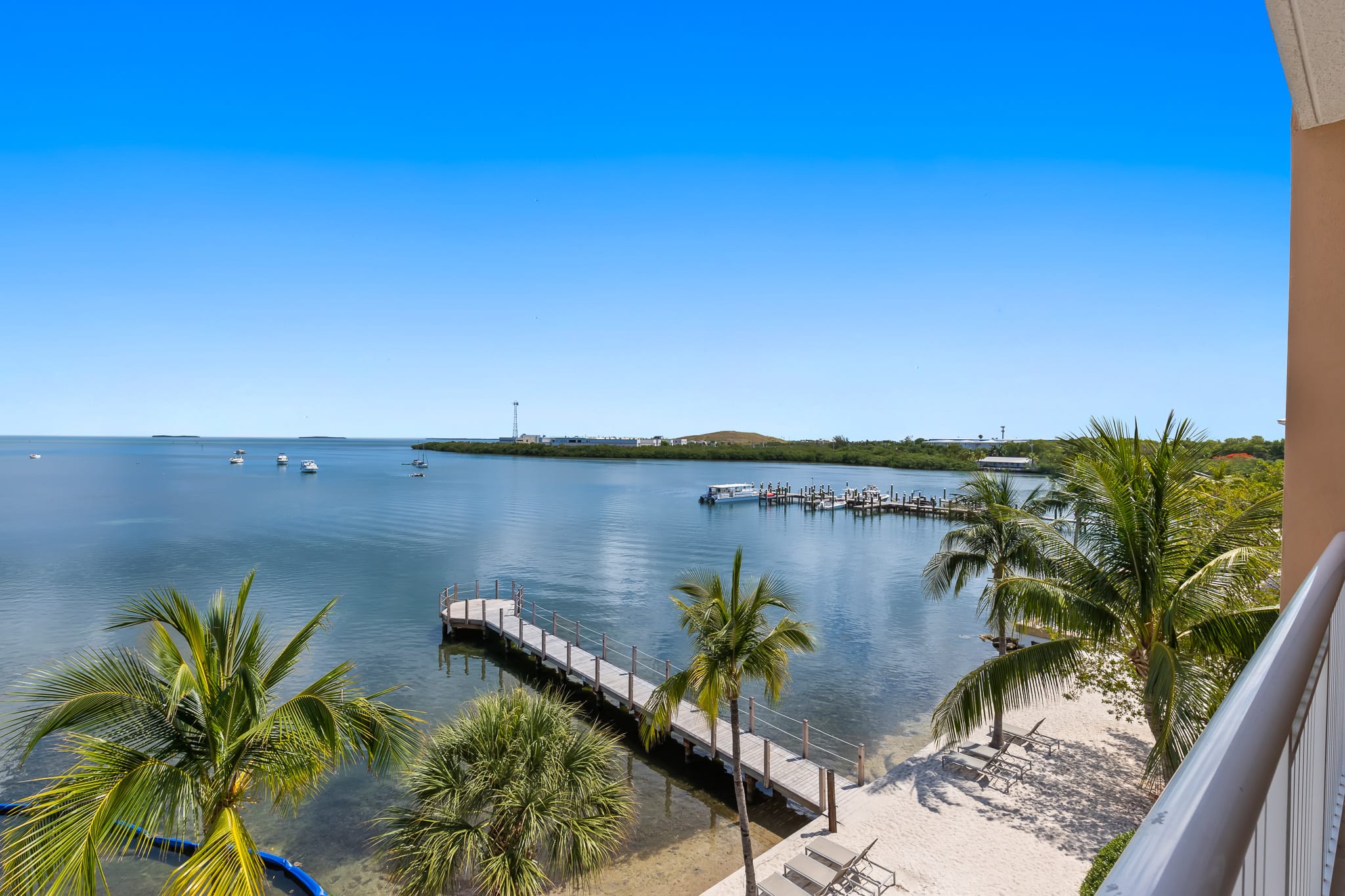 Ocean Front 1BR Suite with Rooftop Balcony