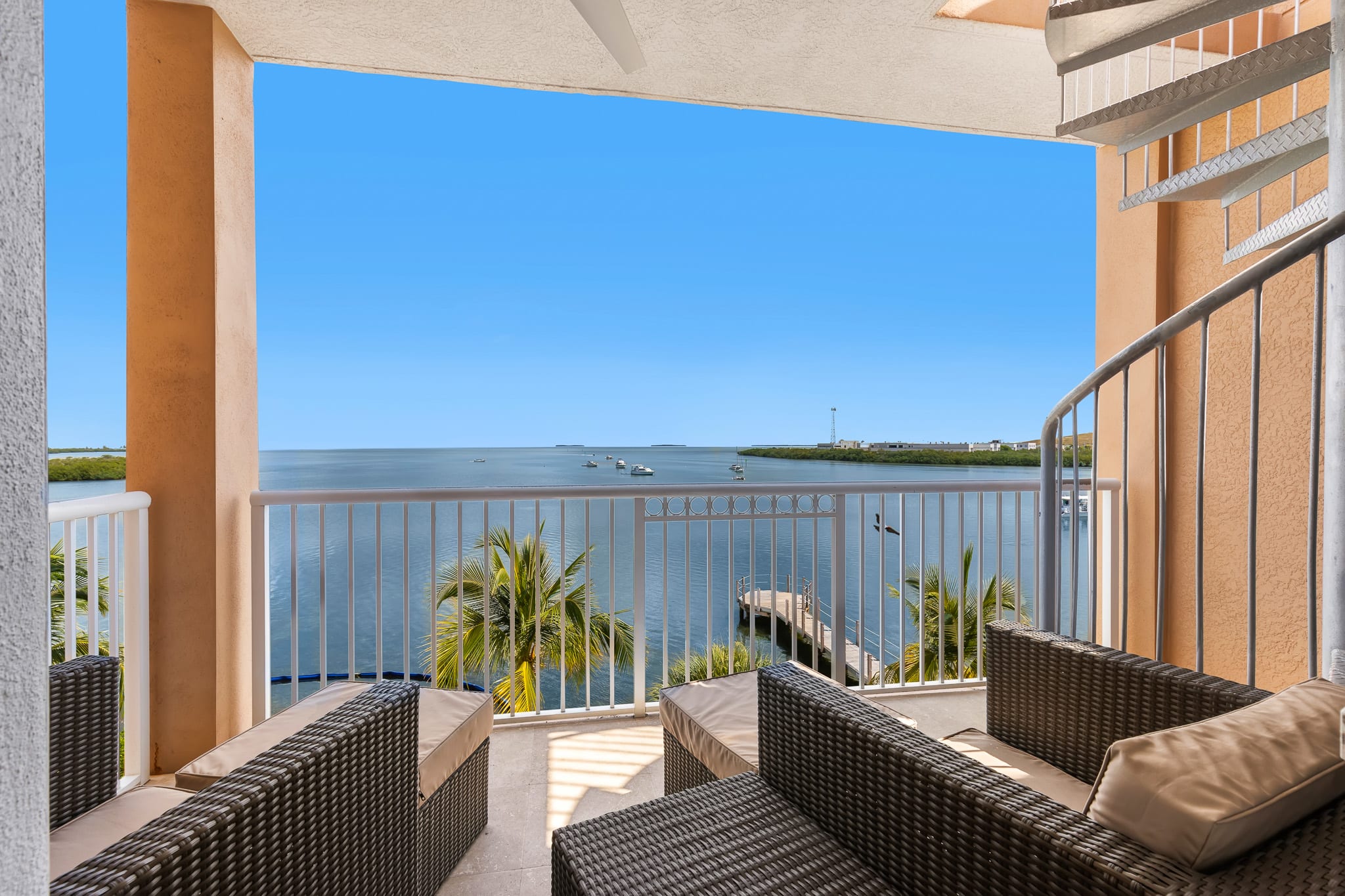 Ocean Front 1BR Suite with Rooftop Balcony