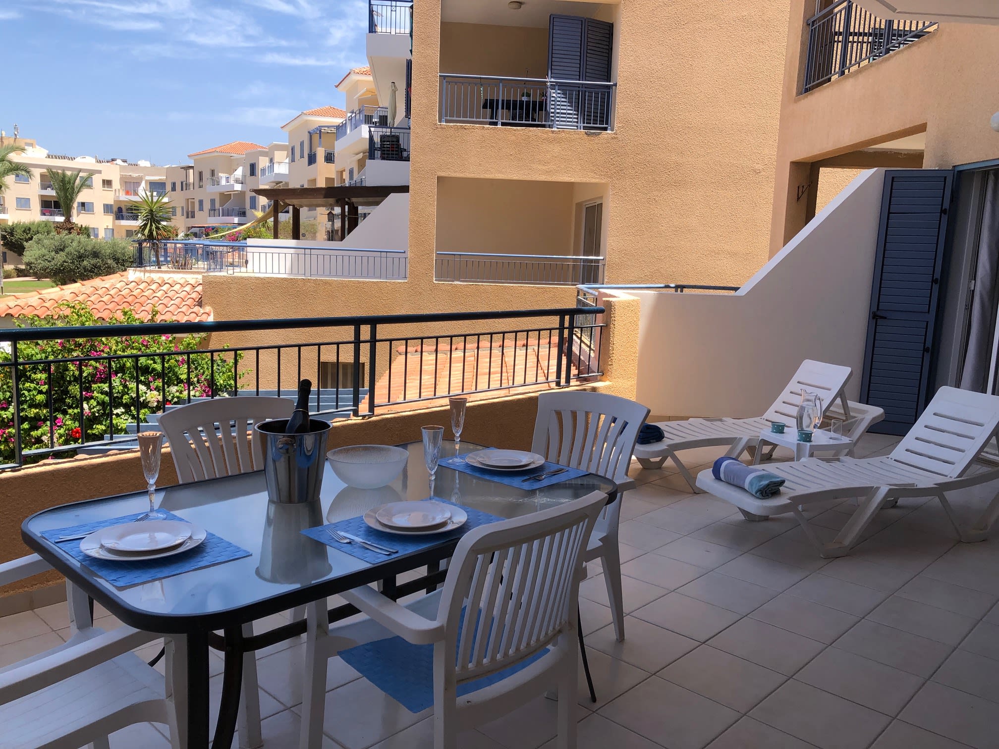 King's Palace: Stylish 2BR Apart. with Fabulous Sea Views
