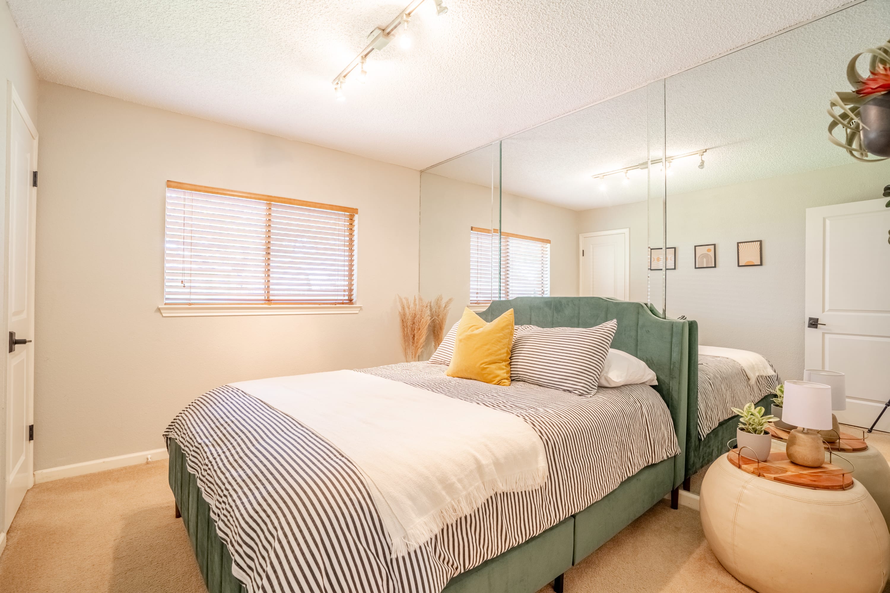 King Beds, Free Parking, 4 br | Copano