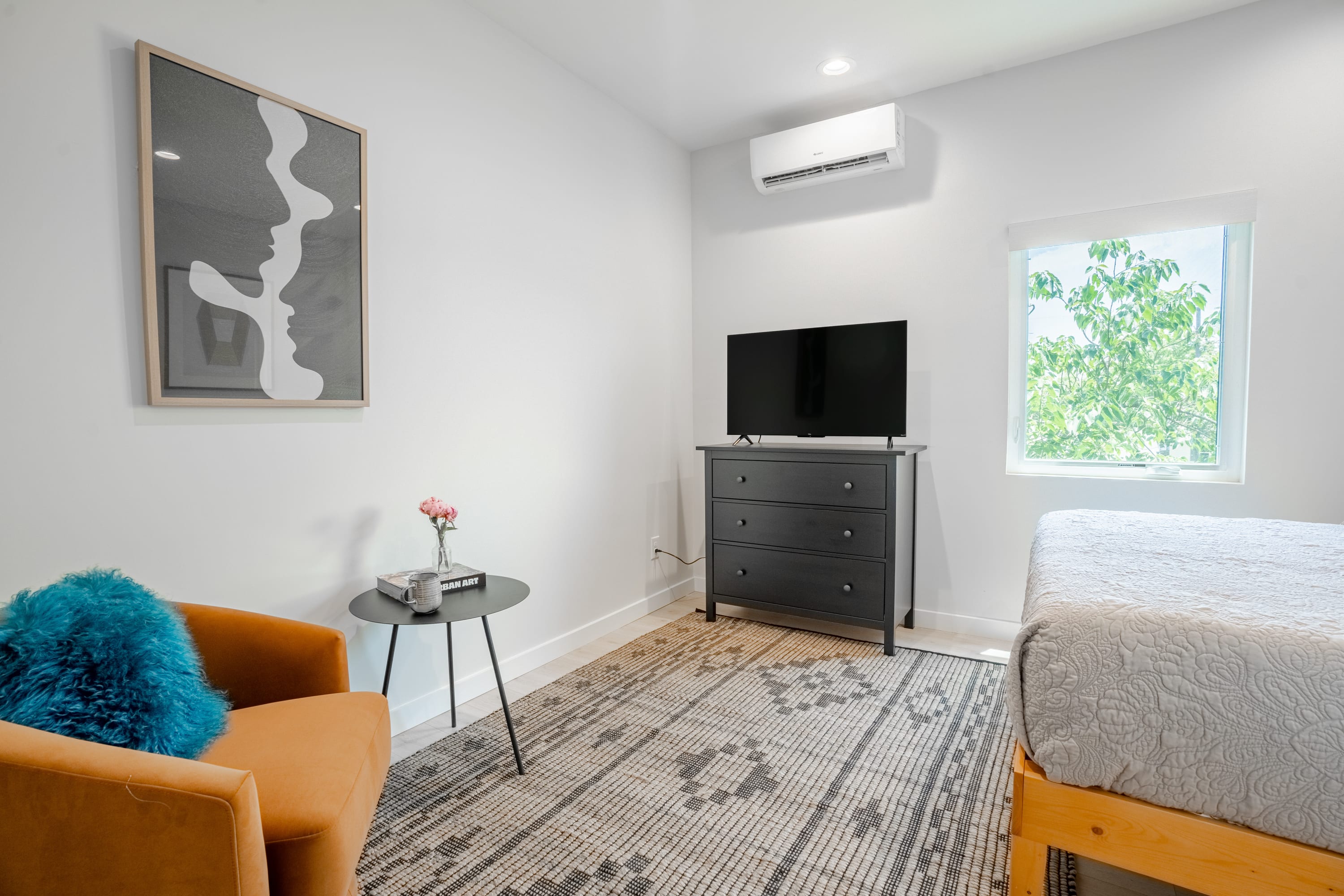 2 Br, Free Parking, East Side | Daisy by Portoro