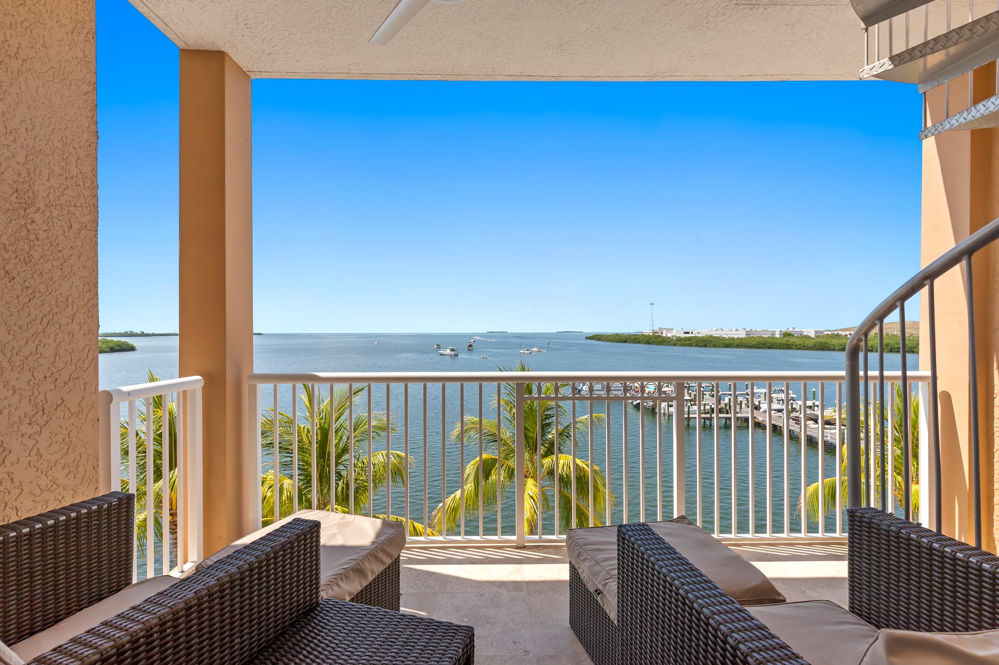 Ocean Front 3BR Presidential Suite with Rooftop