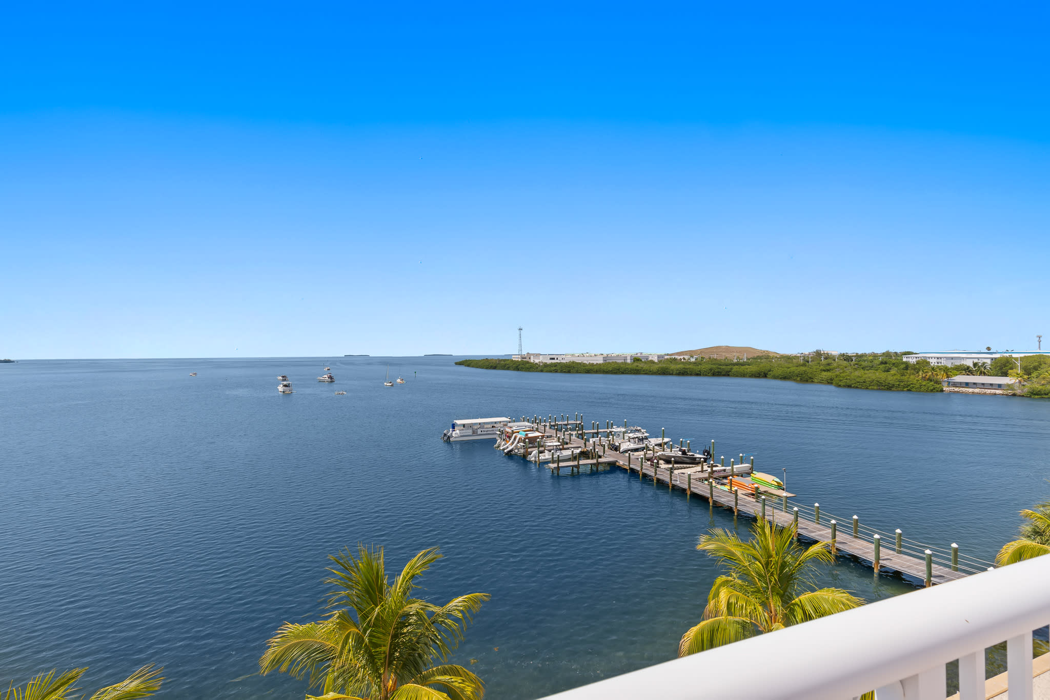 Ocean Front 3BR Presidential Suite with Rooftop