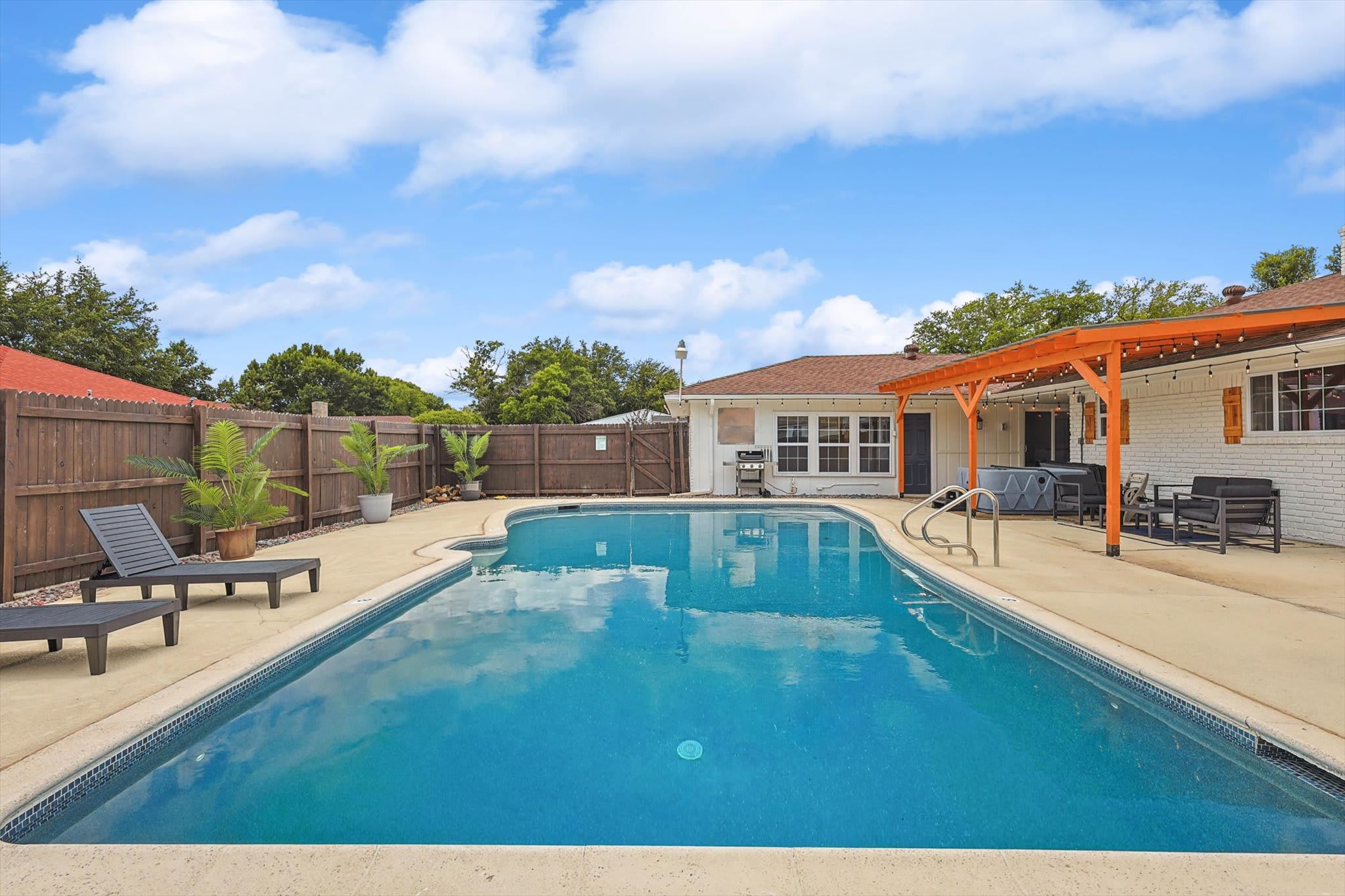 5BR Near AT&T Stadium | Pool, Hot Tub, Mini Golf — DeSoto, TX — vacation rental